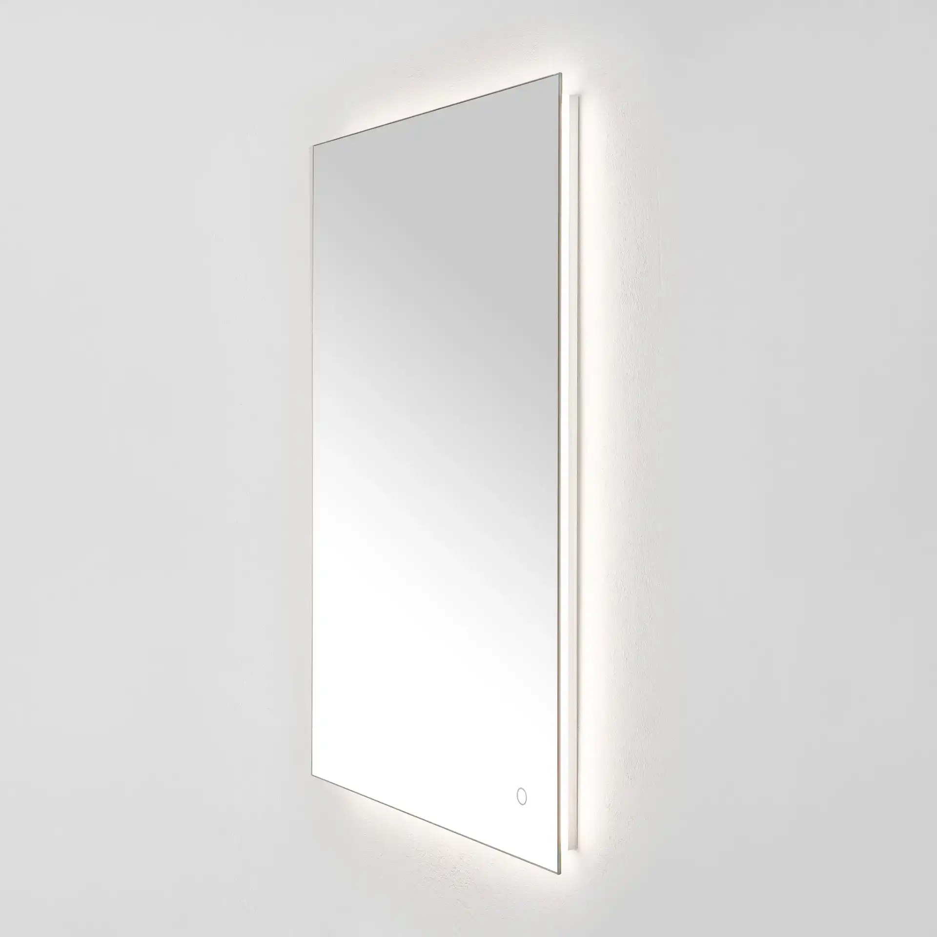 Jed 24" Led Mirror in Silver, detail view
