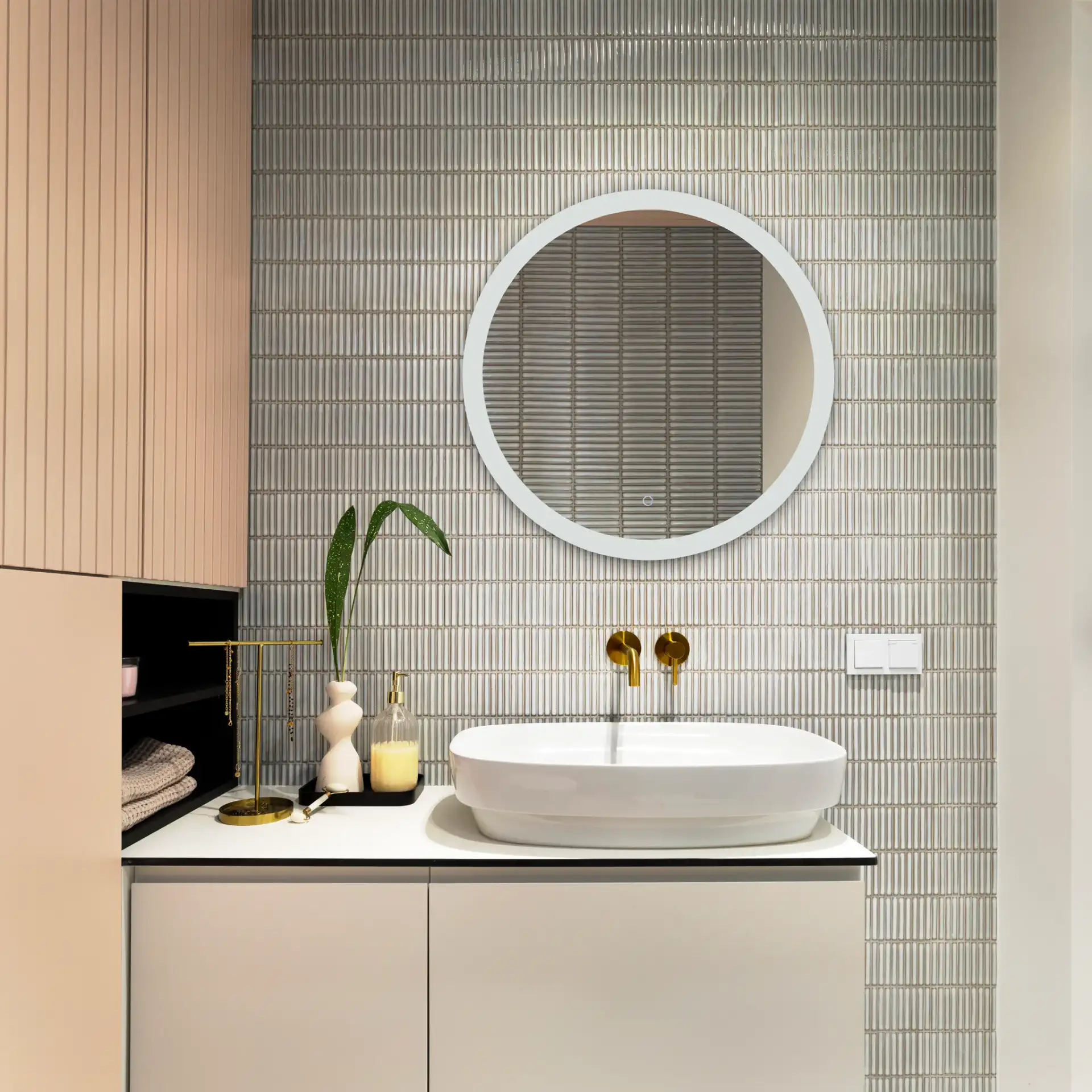 Whit 36" Led Mirror in Silver / White, detail view