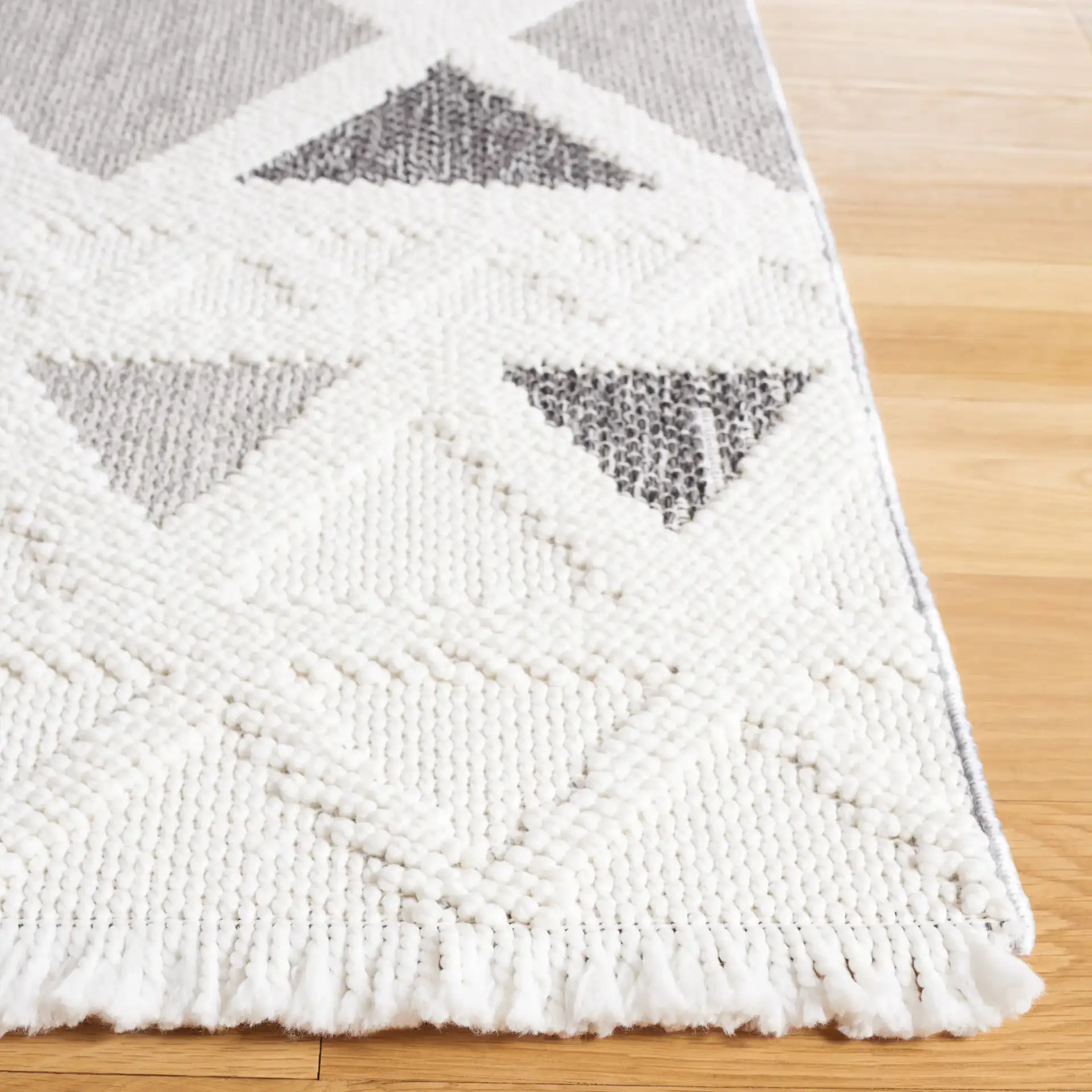Lotus Diamond Lattice Rug in Ivory / Dark Gray in a styled room