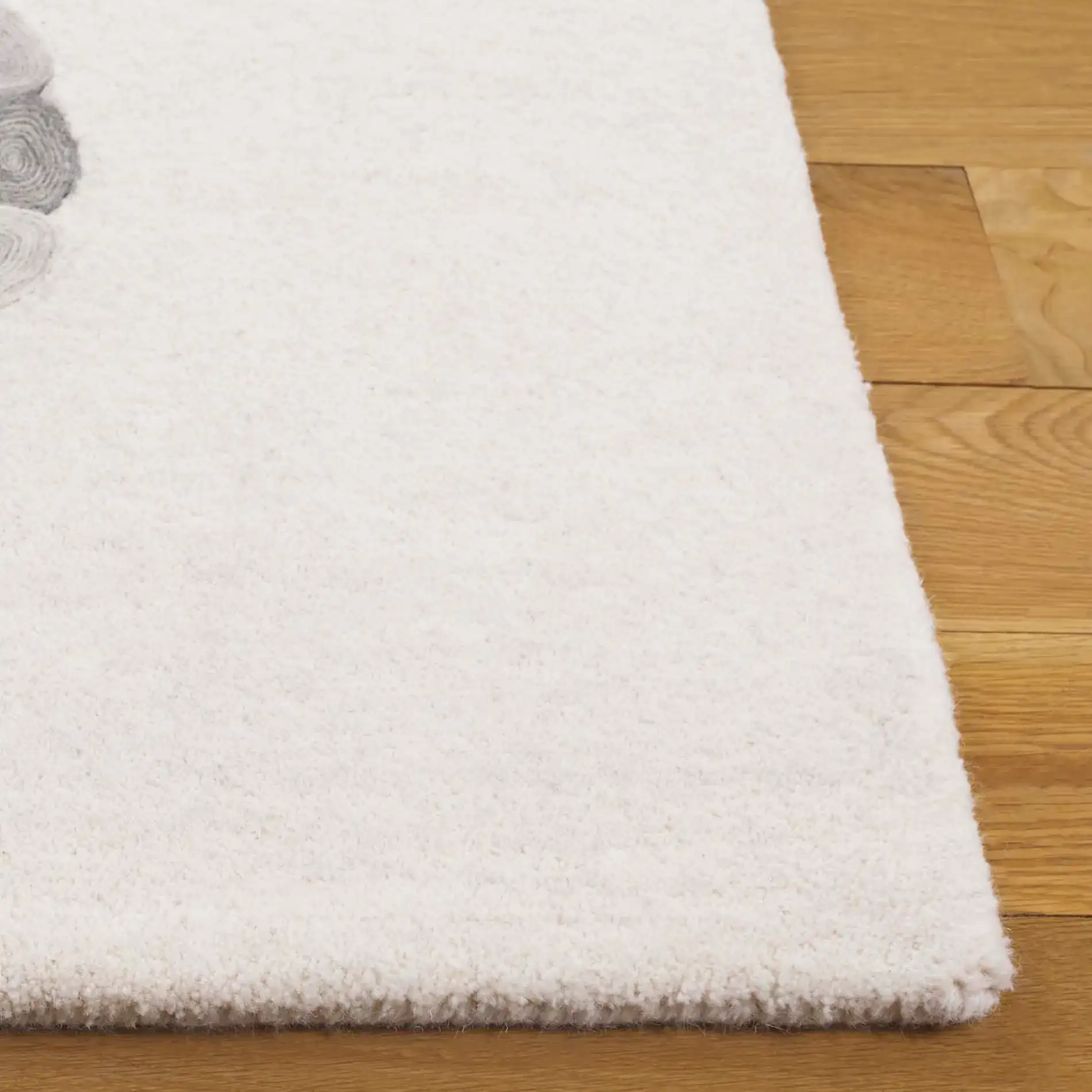 Manhattan Beaded Loop Hand-Tufted Wool Rug in Ivory / Gray in a styled room