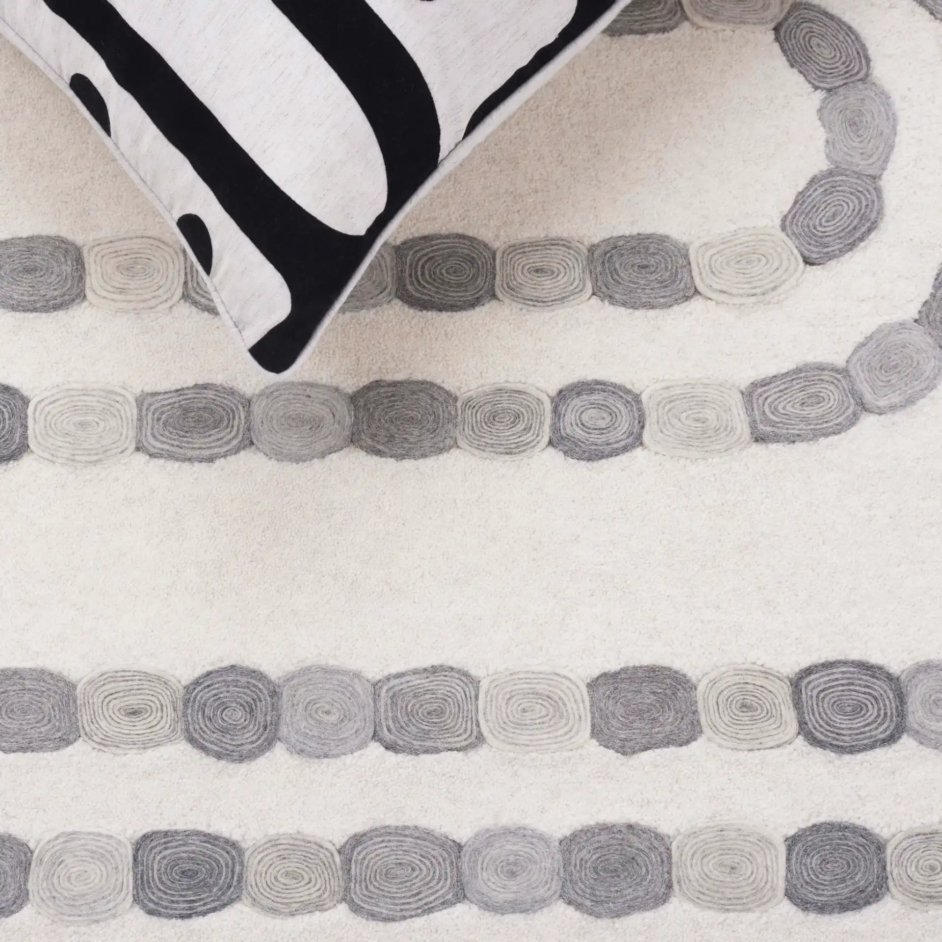 Manhattan Beaded Loop Hand-Tufted Wool Rug in Ivory / Gray in a styled room