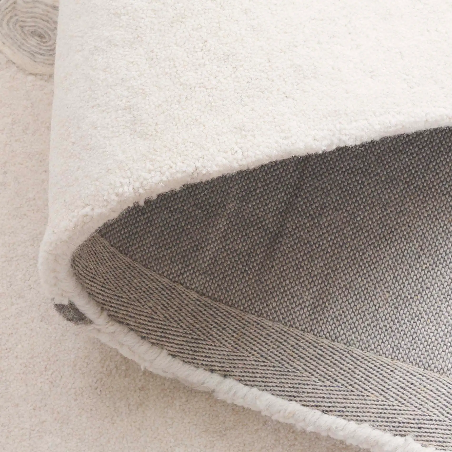 Manhattan Beaded Loop Hand-Tufted Wool Rug in Ivory / Gray in a styled room