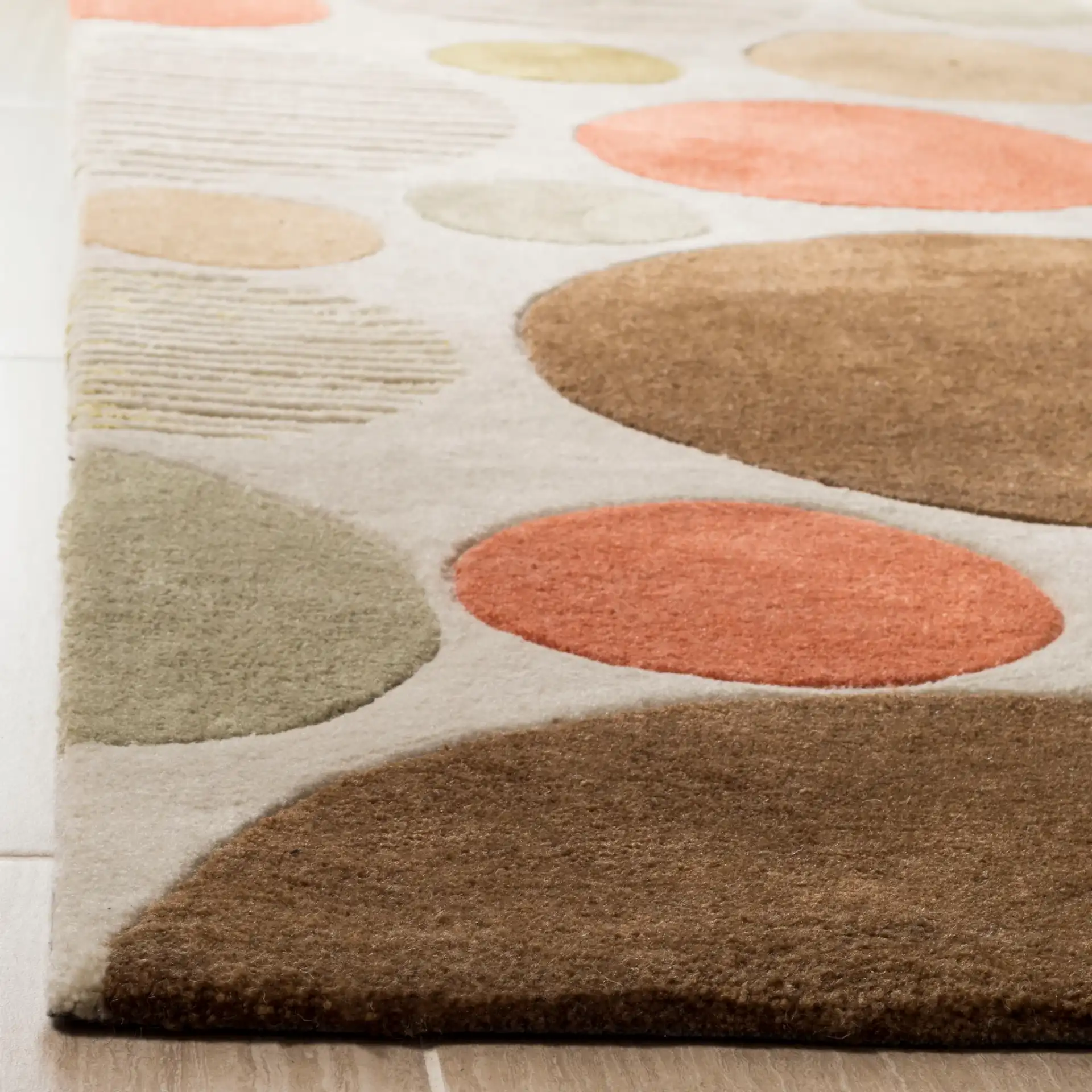 Modern Art Scattered Circles Hand-Tufted Rug in Ivory / Multicolor in a styled room