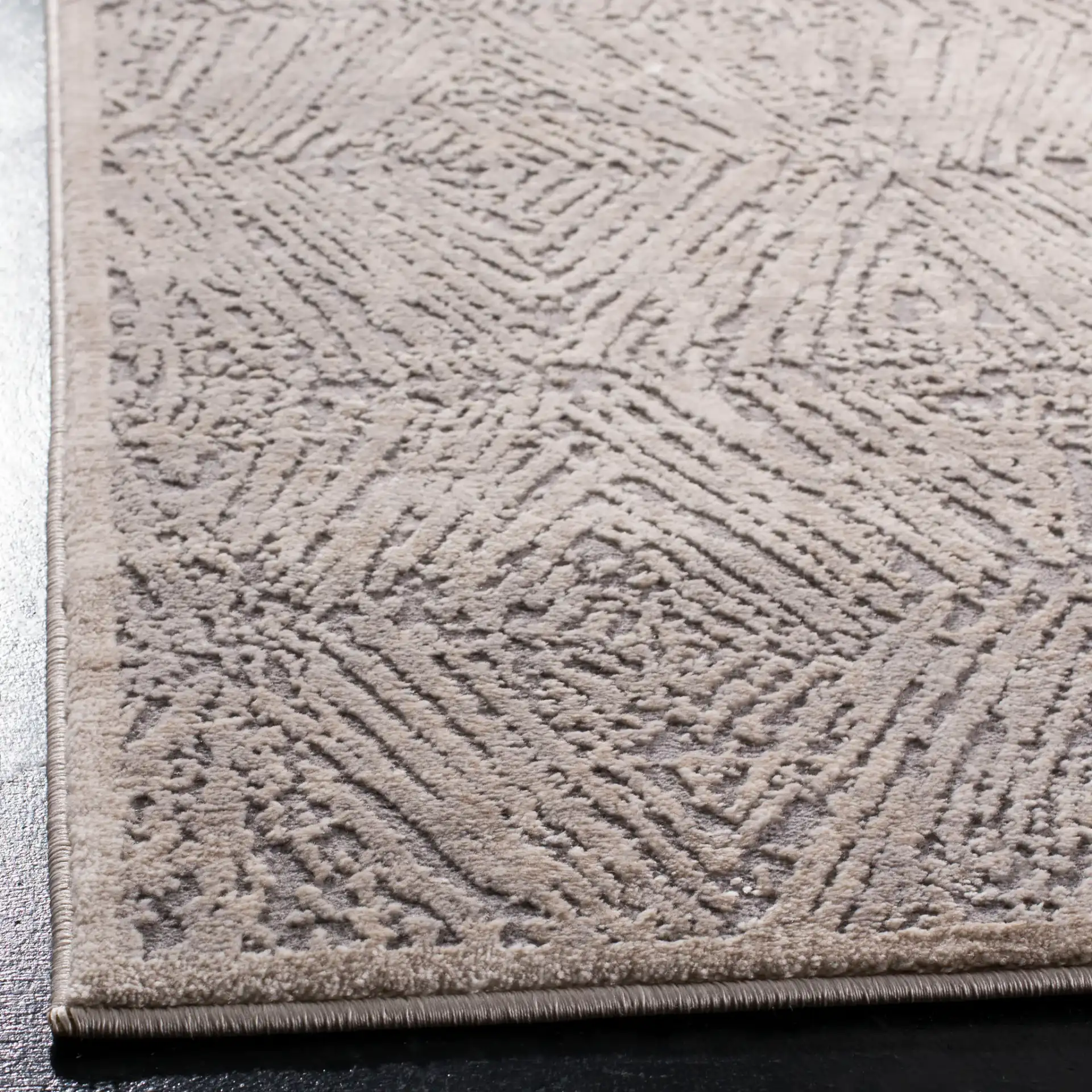 Meadow Textured Diamond Rug in Ivory / Gray in a styled room