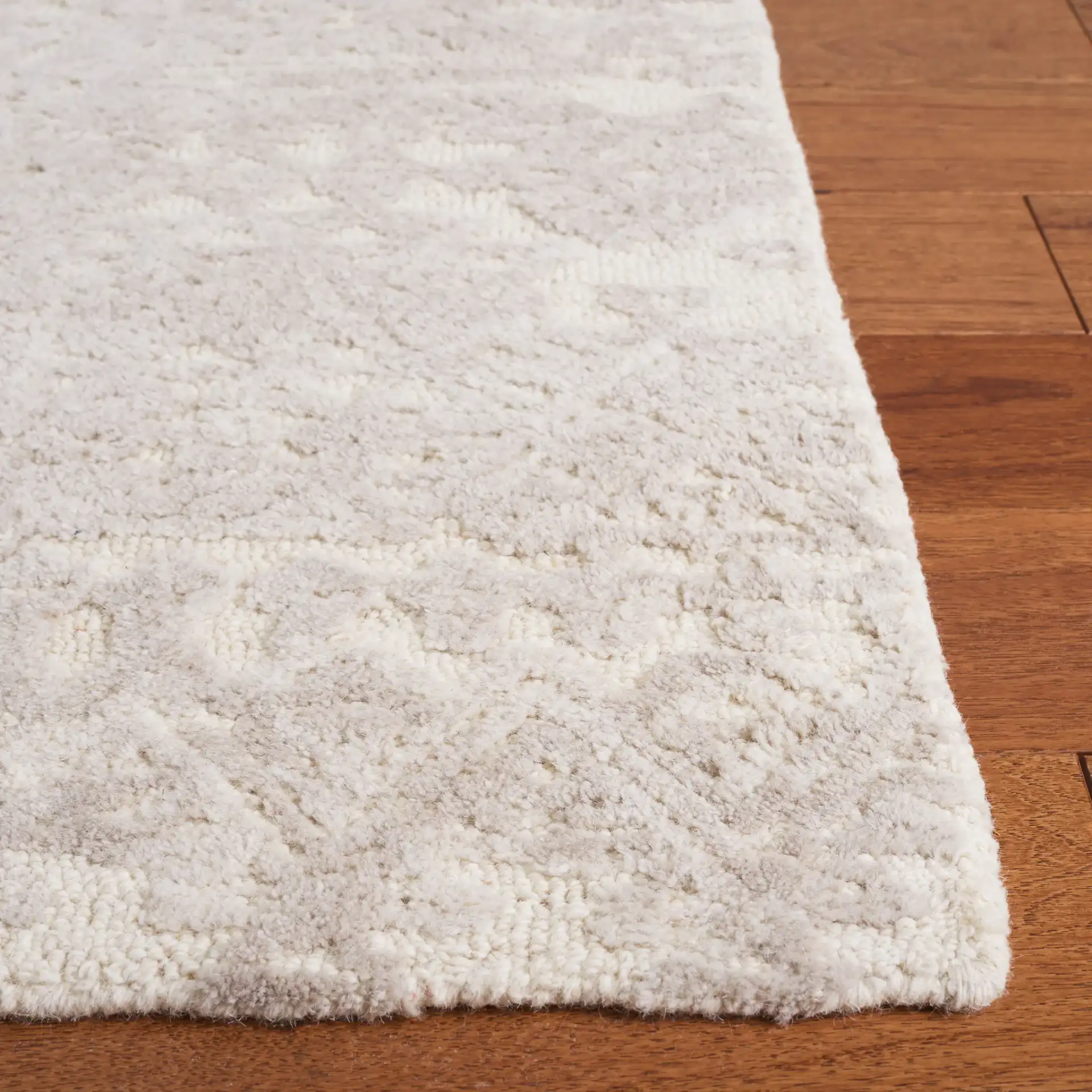 Metro Faded Medallion Hand-Tufted Wool Rug in Ivory / Gray in a styled room