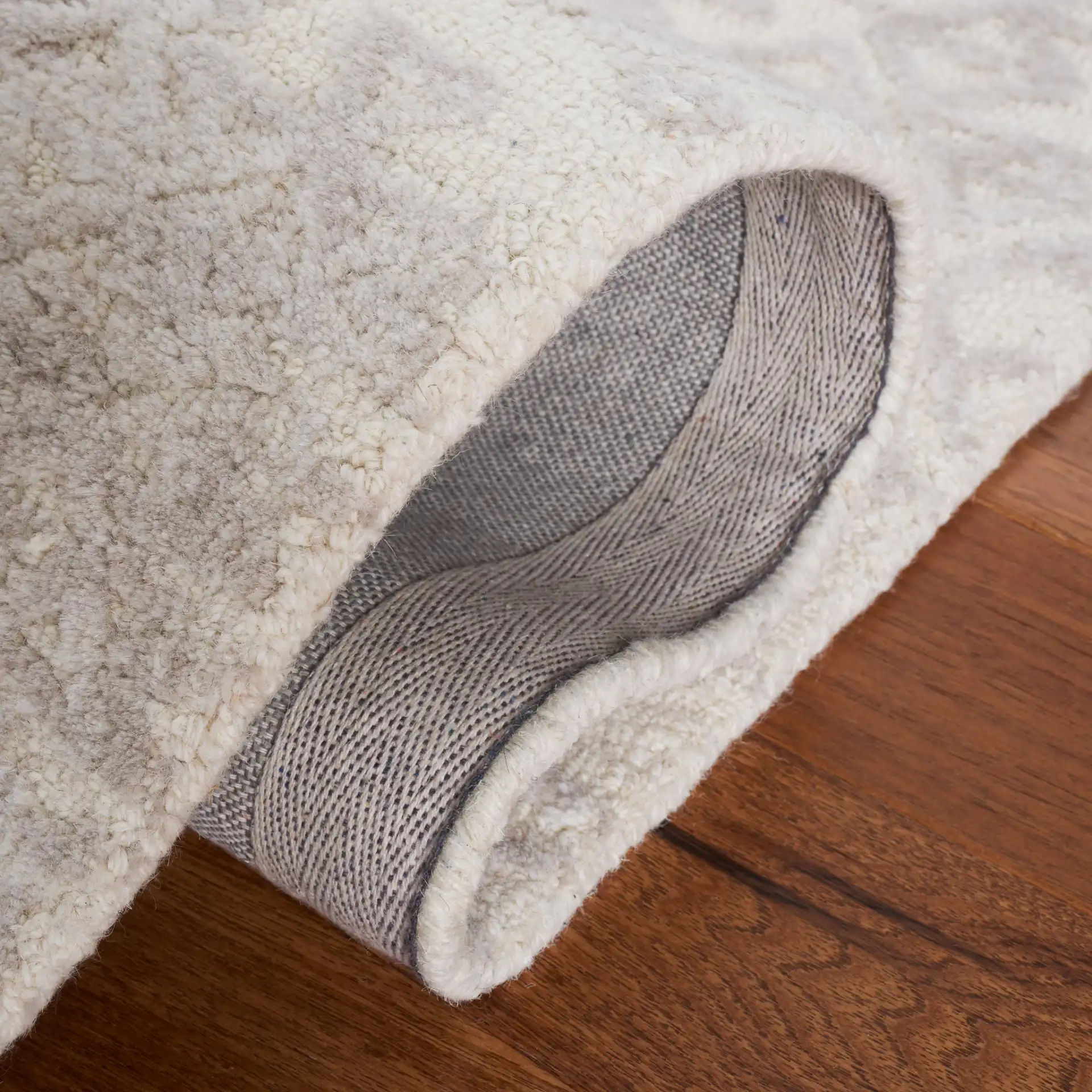 Metro Faded Medallion Hand-Tufted Wool Rug in Ivory / Gray in a styled room