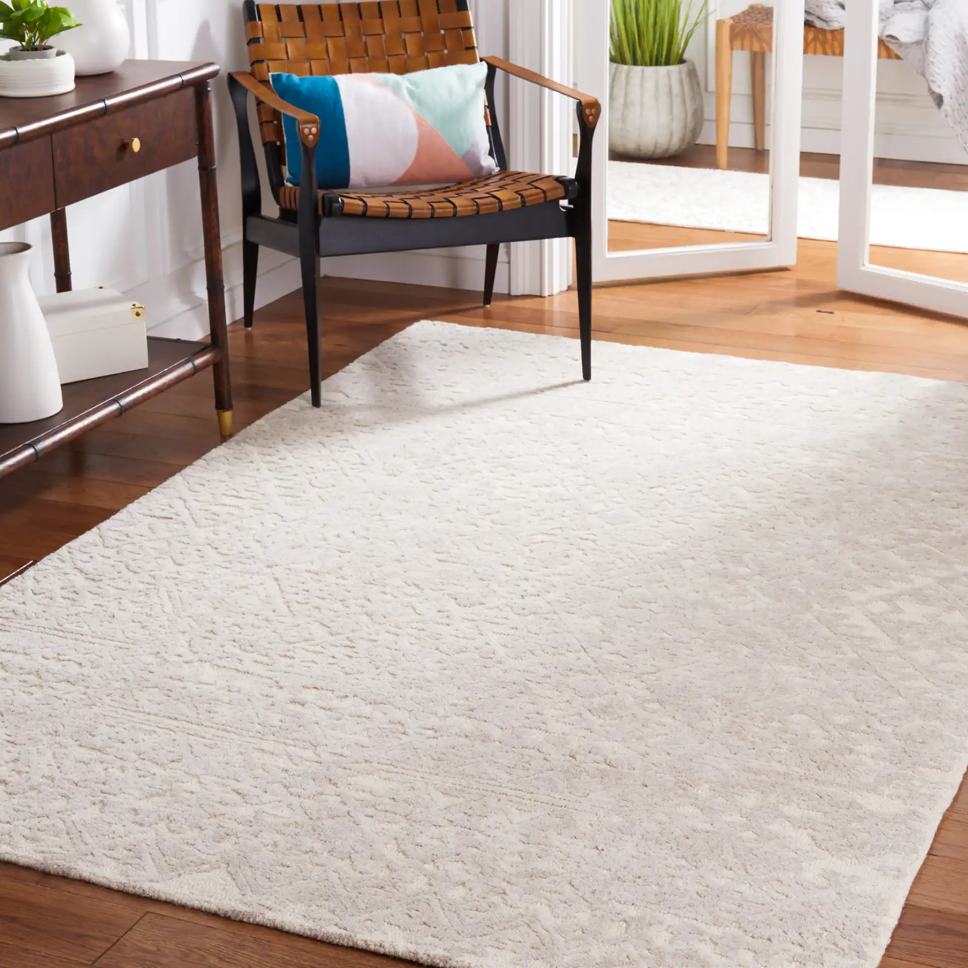 Metro Faded Medallion Hand-Tufted Wool Rug in Ivory / Gray in a styled room