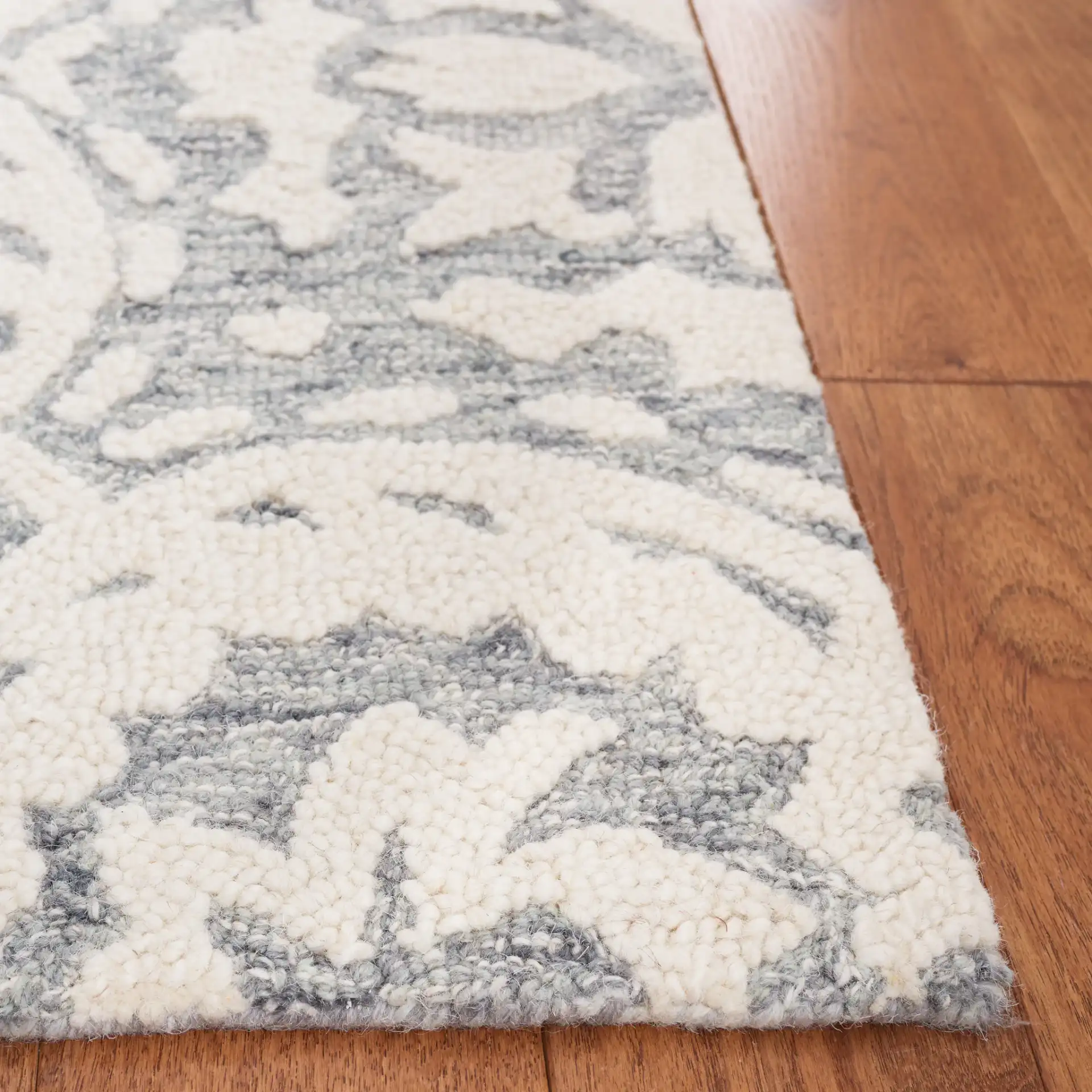 Metro Acanthus Ogee Trellis Hand-Tufted Wool Rug in Ivory / Gray in a styled room