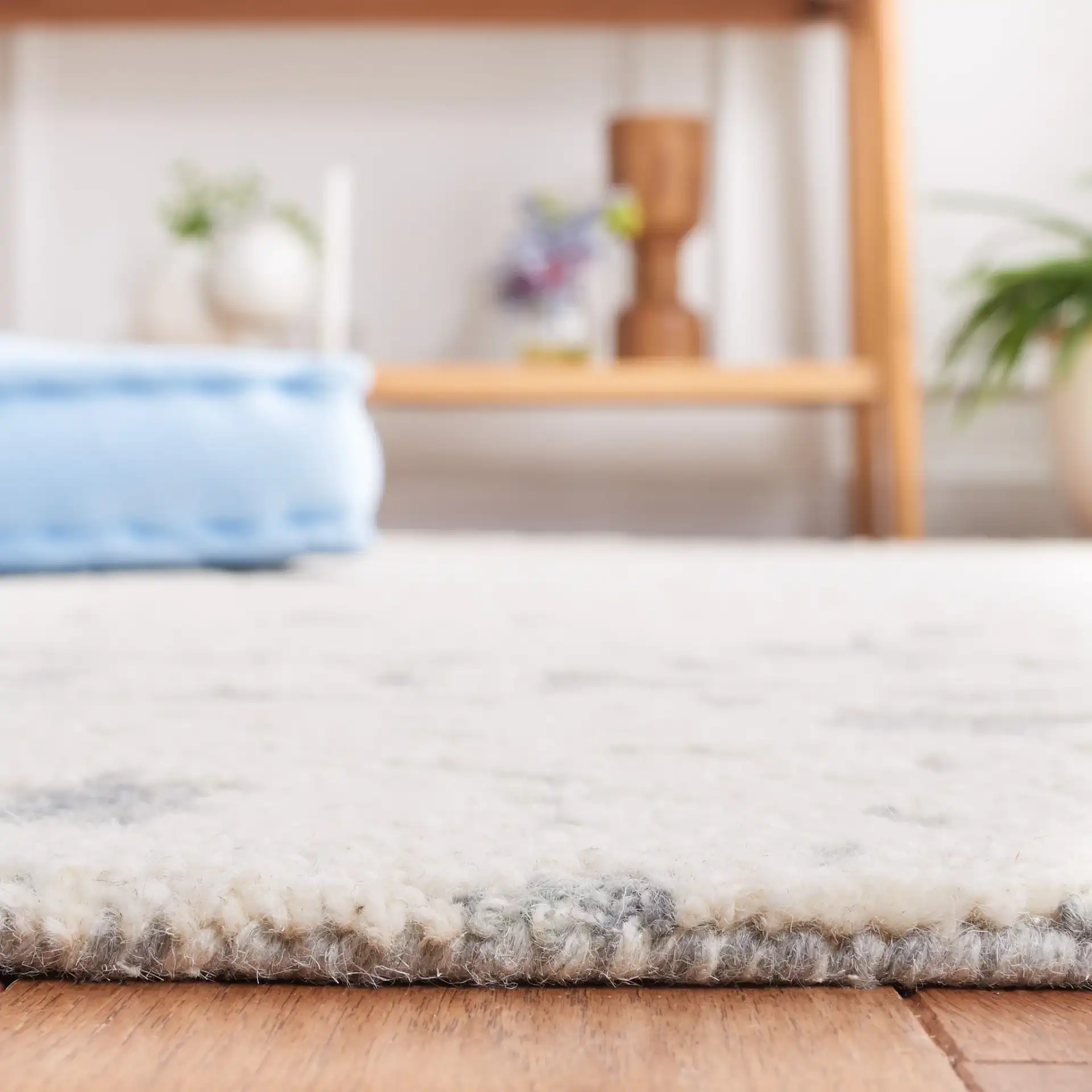 Metro Acanthus Ogee Trellis Hand-Tufted Wool Rug in Ivory / Gray in a styled room