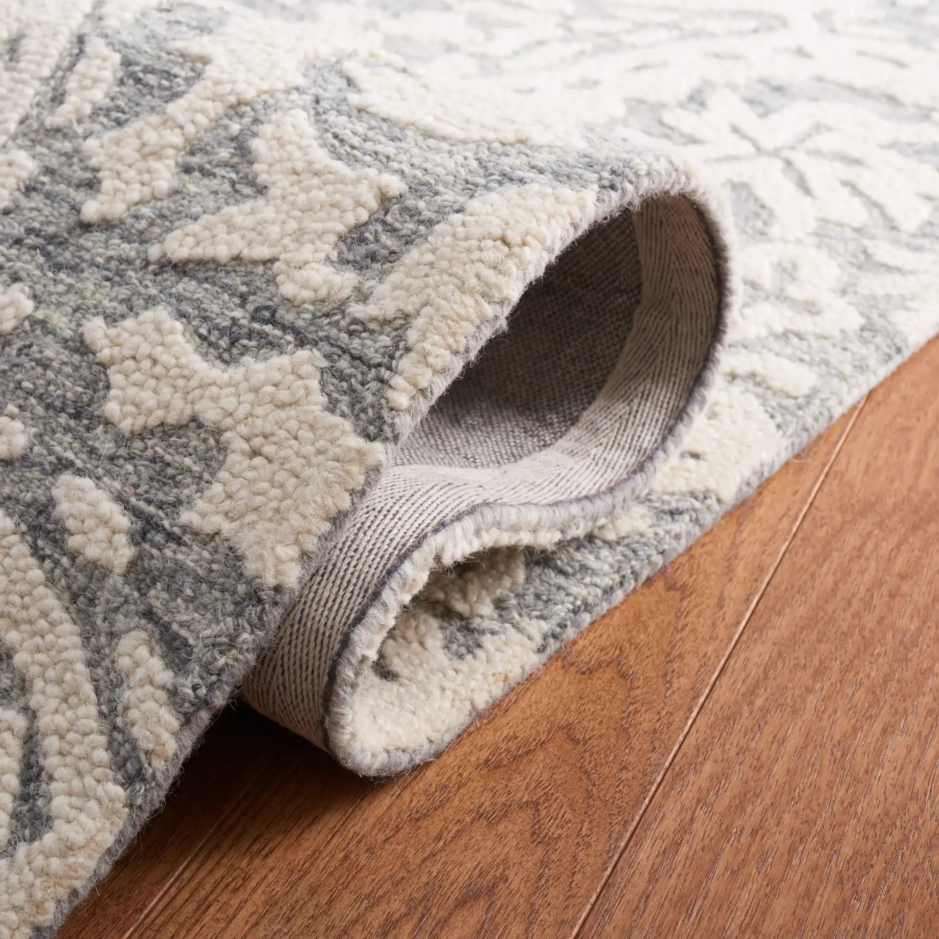 Metro Acanthus Ogee Trellis Hand-Tufted Wool Rug in Ivory / Gray in a styled room