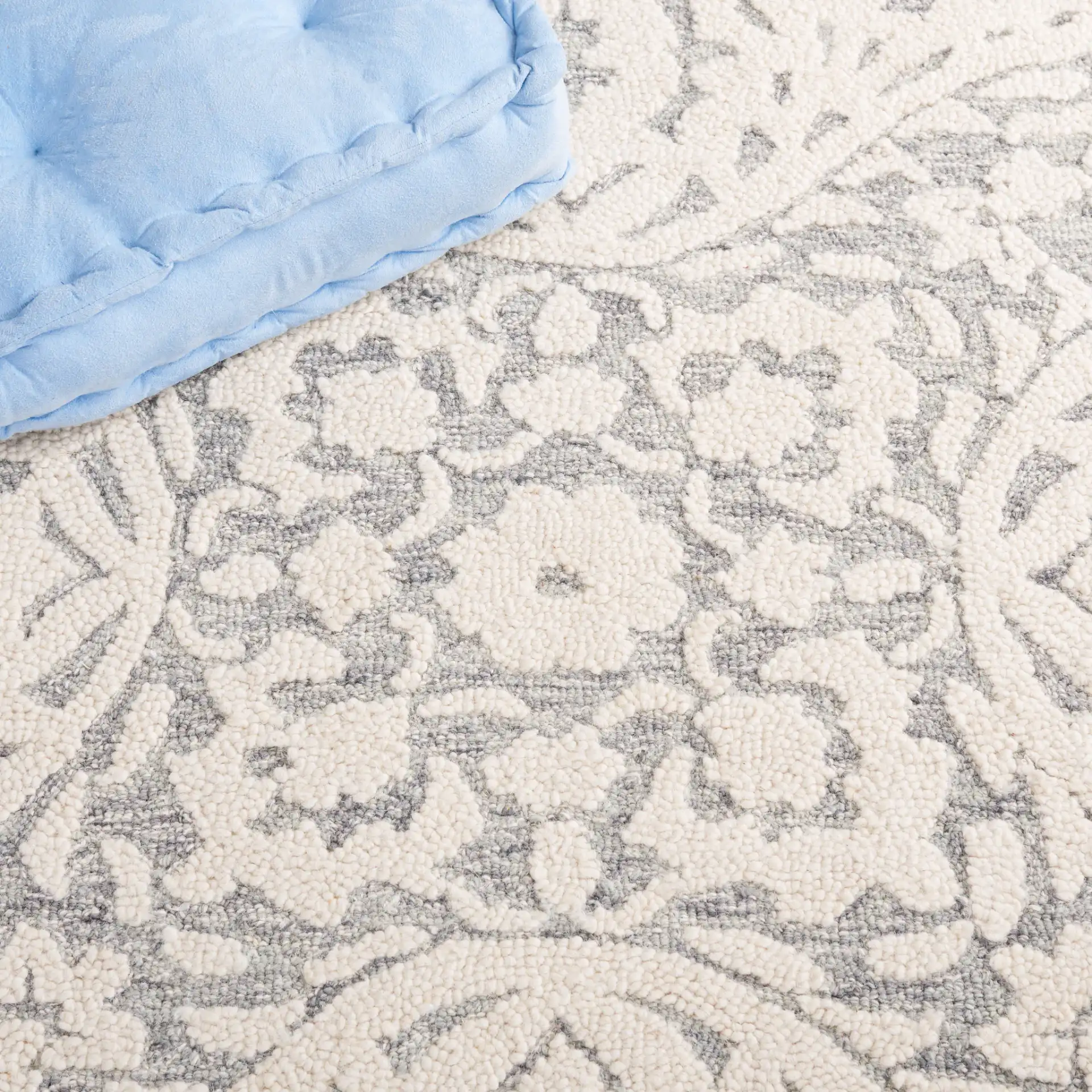 Metro Acanthus Ogee Trellis Hand-Tufted Wool Rug in Ivory / Gray in a styled room