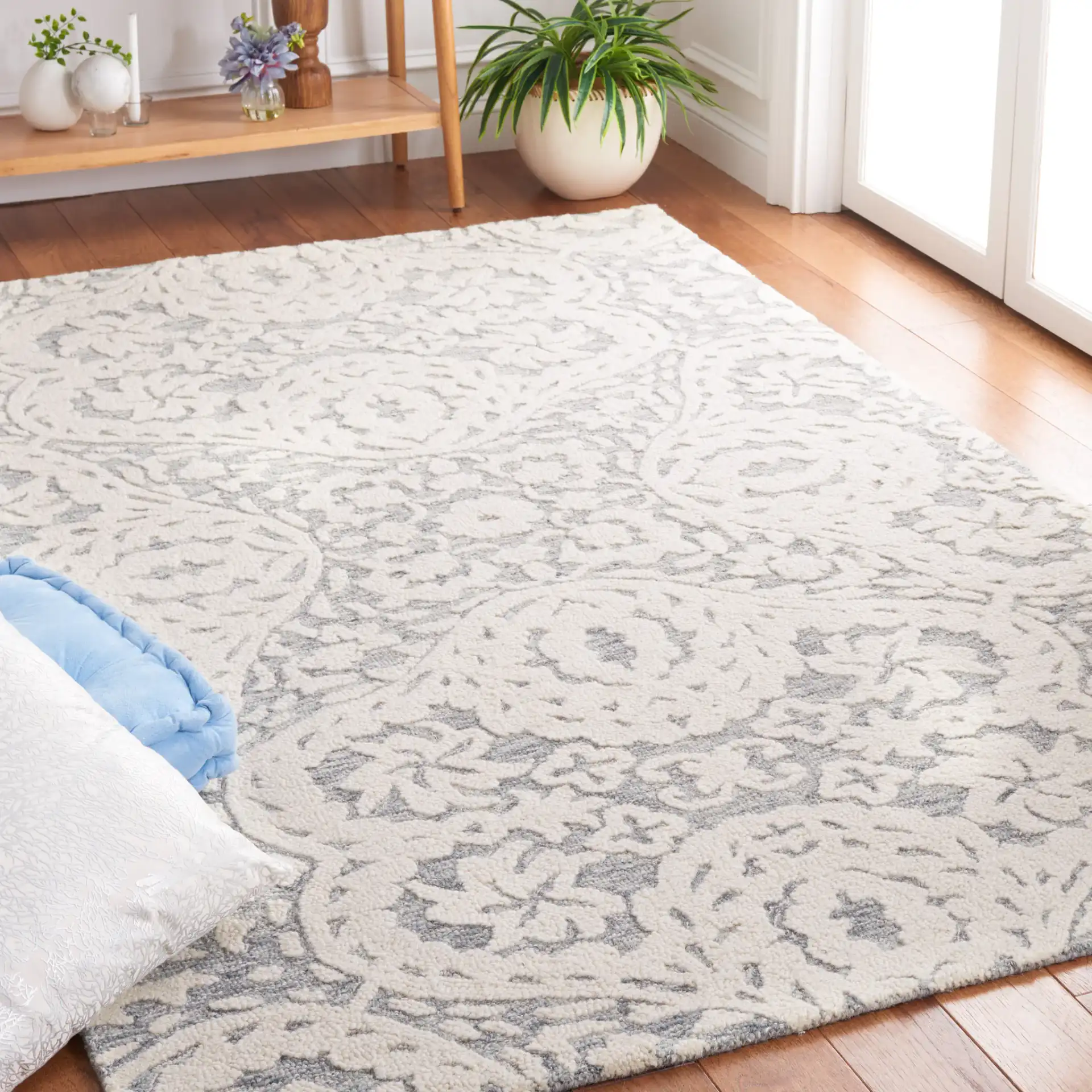 Metro Acanthus Ogee Trellis Hand-Tufted Wool Rug in Ivory / Gray in a styled room