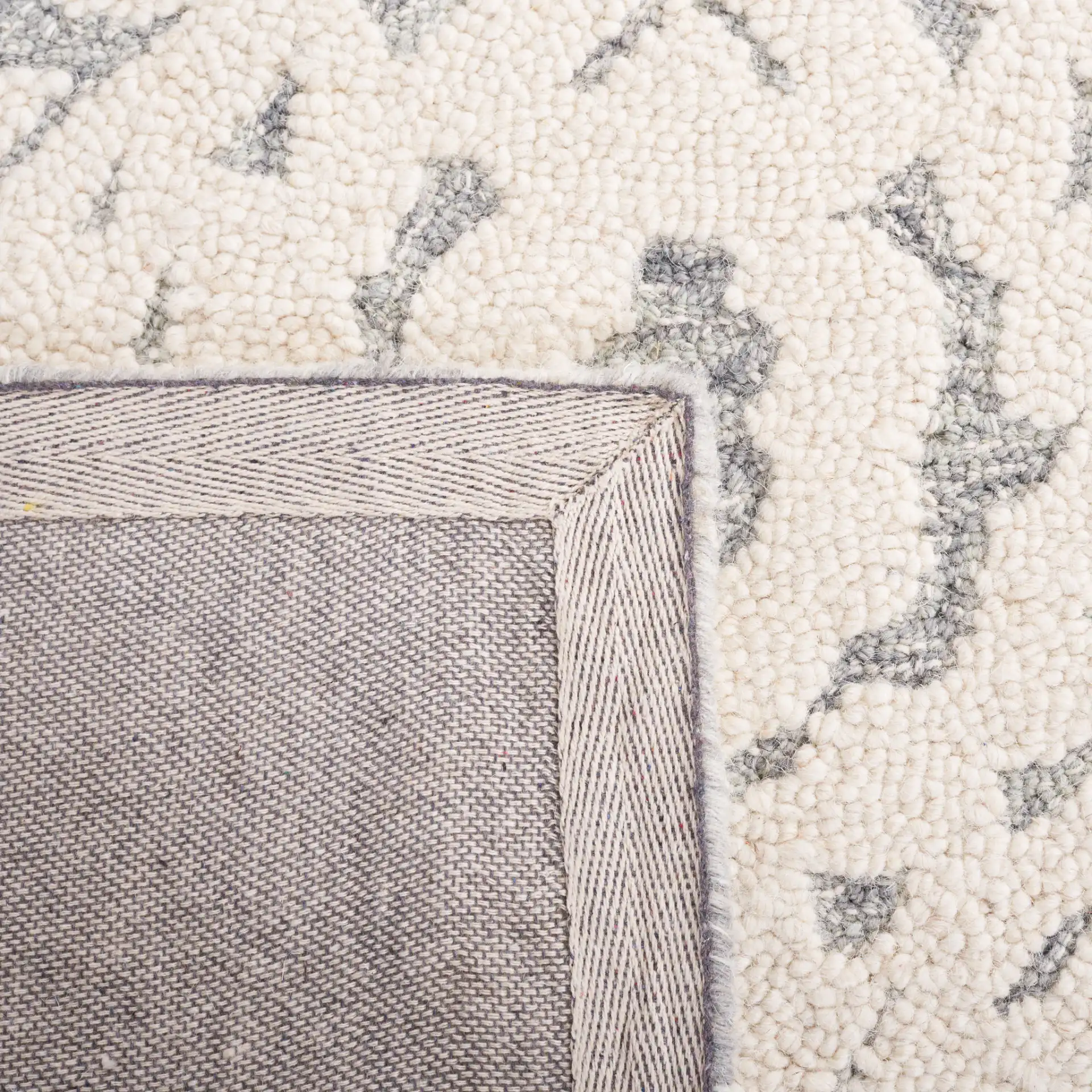 Metro Acanthus Ogee Trellis Hand-Tufted Wool Rug in Ivory / Gray in a styled room