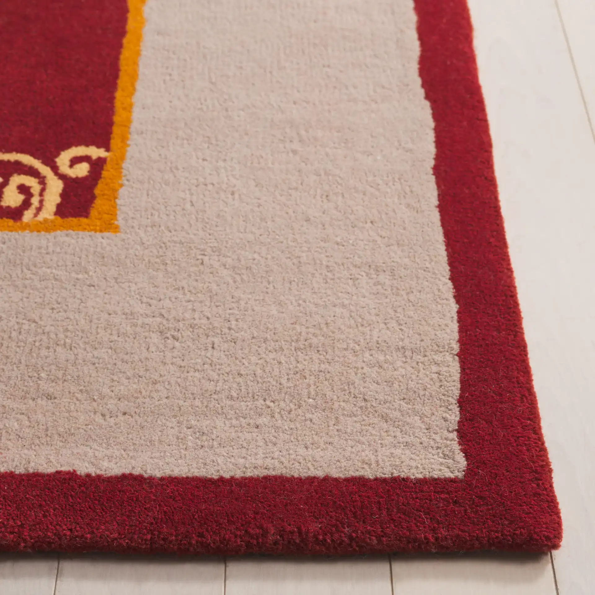 Metro Trailing Floral Border Hand-Tufted Wool Rug in Rust / Beige in a styled room