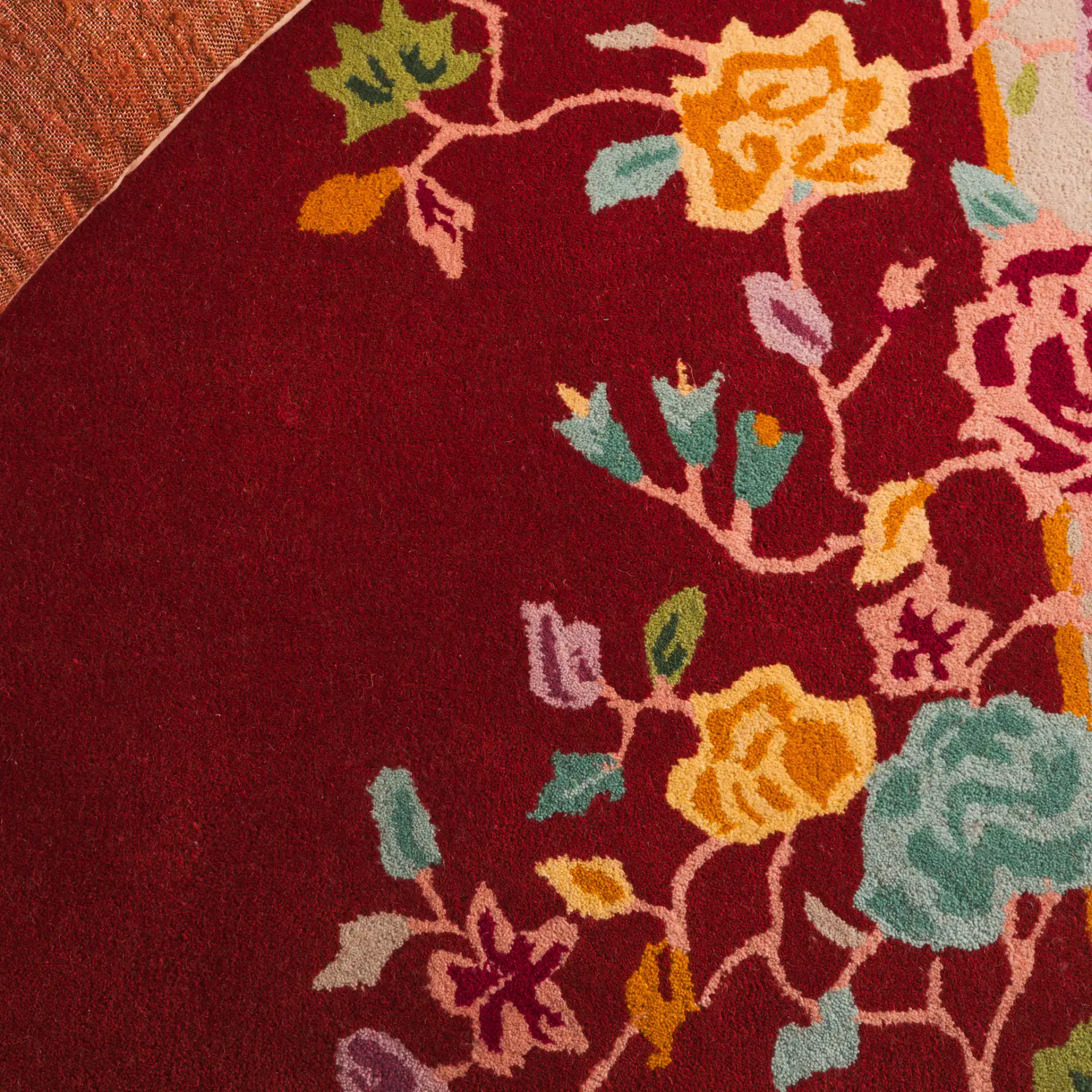 Metro Trailing Floral Border Hand-Tufted Wool Rug in Rust / Beige in a styled room