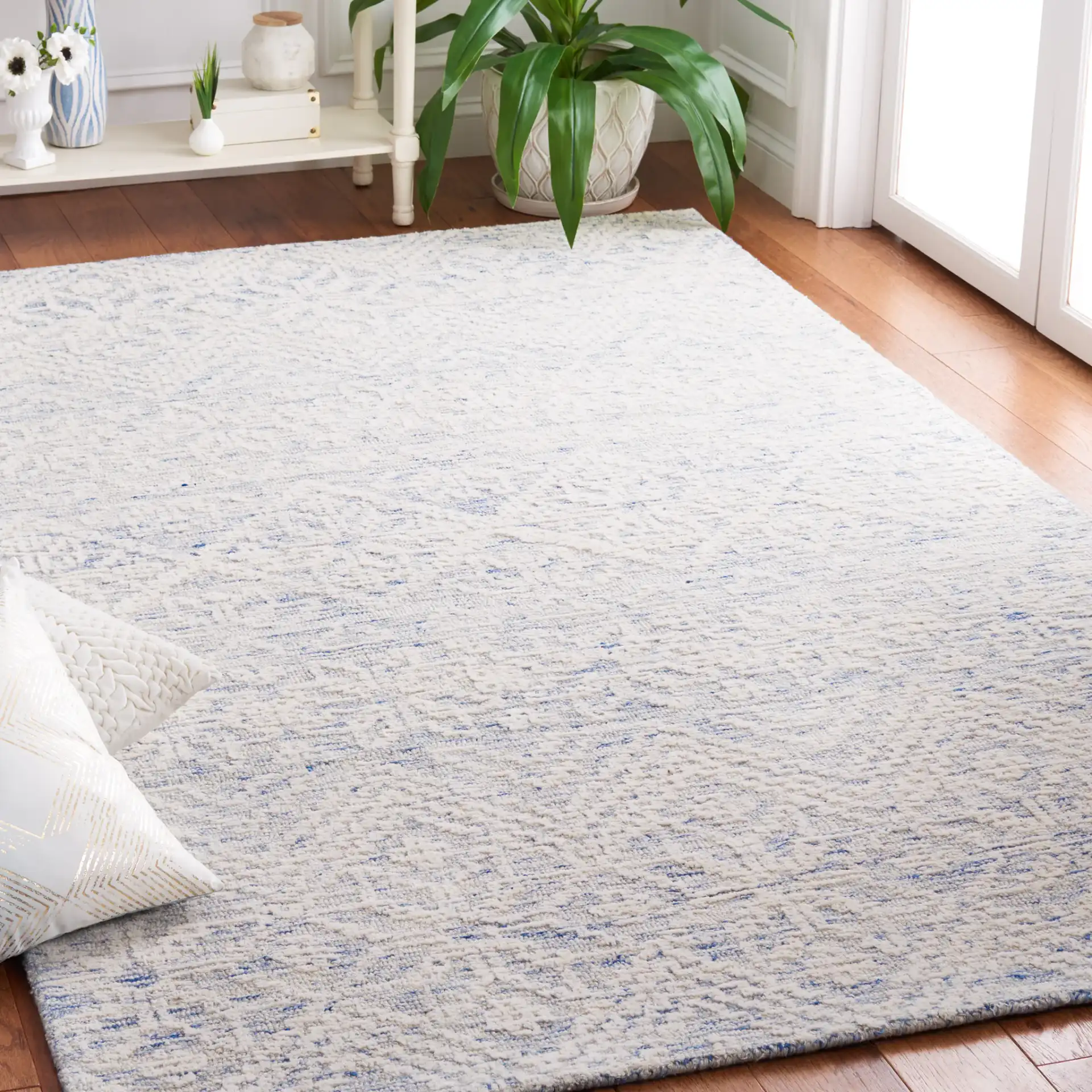 Metro Mottled Allover Hand-Tufted Wool Rug in Blue / Ivory in a styled room