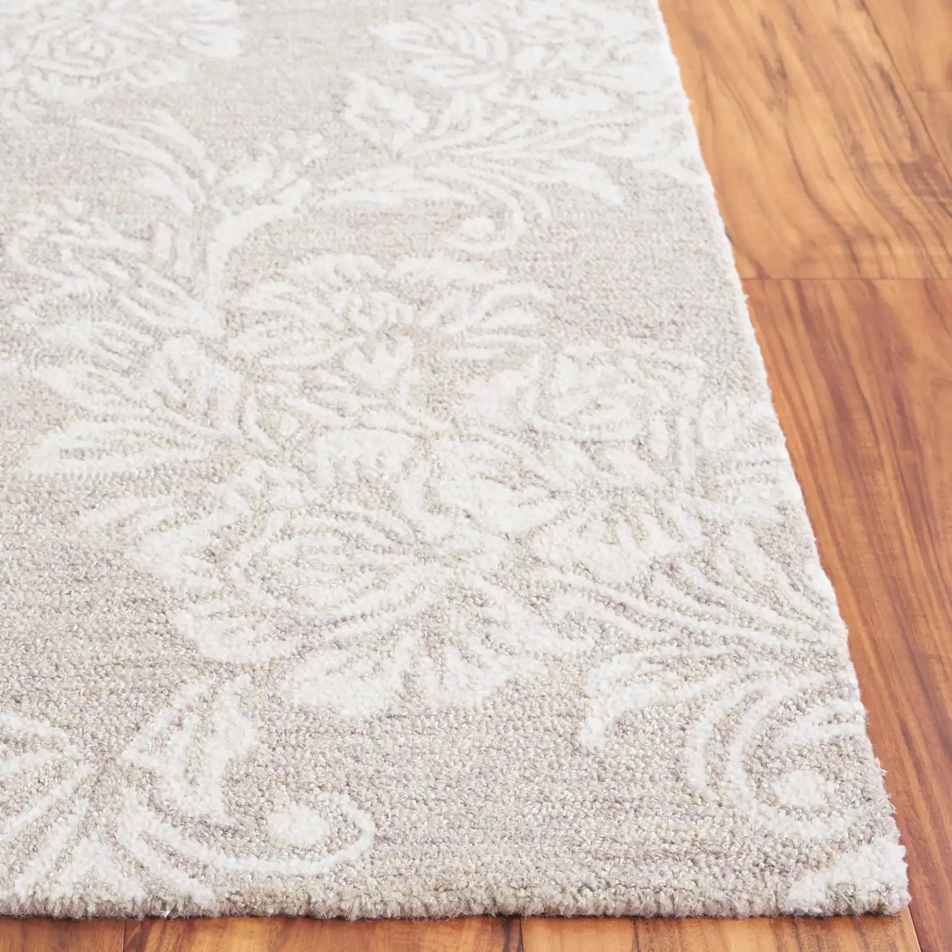 Metro Floral Bouquet Hand-Tufted Rug in Beige / Ivory in a styled room