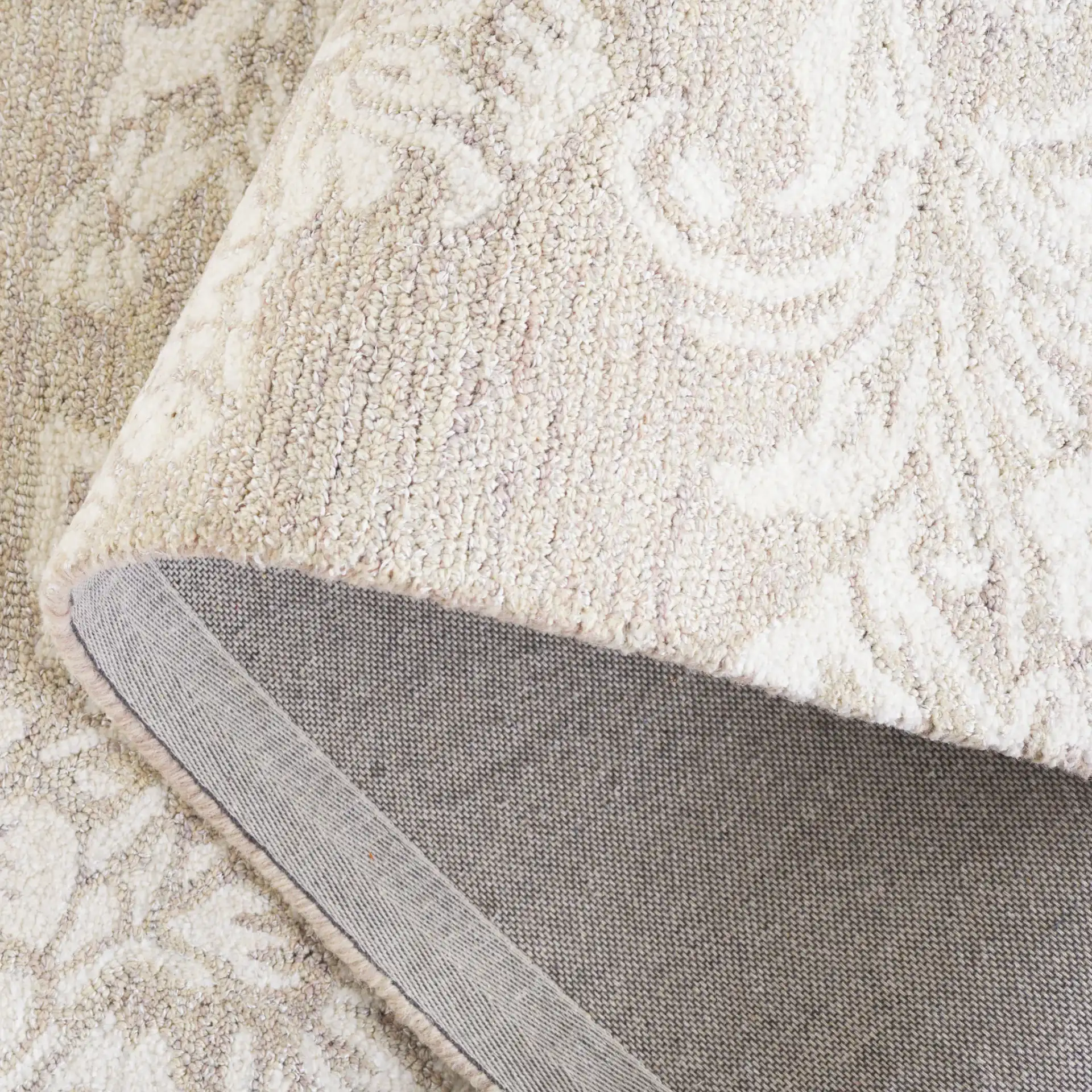Metro Floral Bouquet Hand-Tufted Rug in Beige / Ivory in a styled room