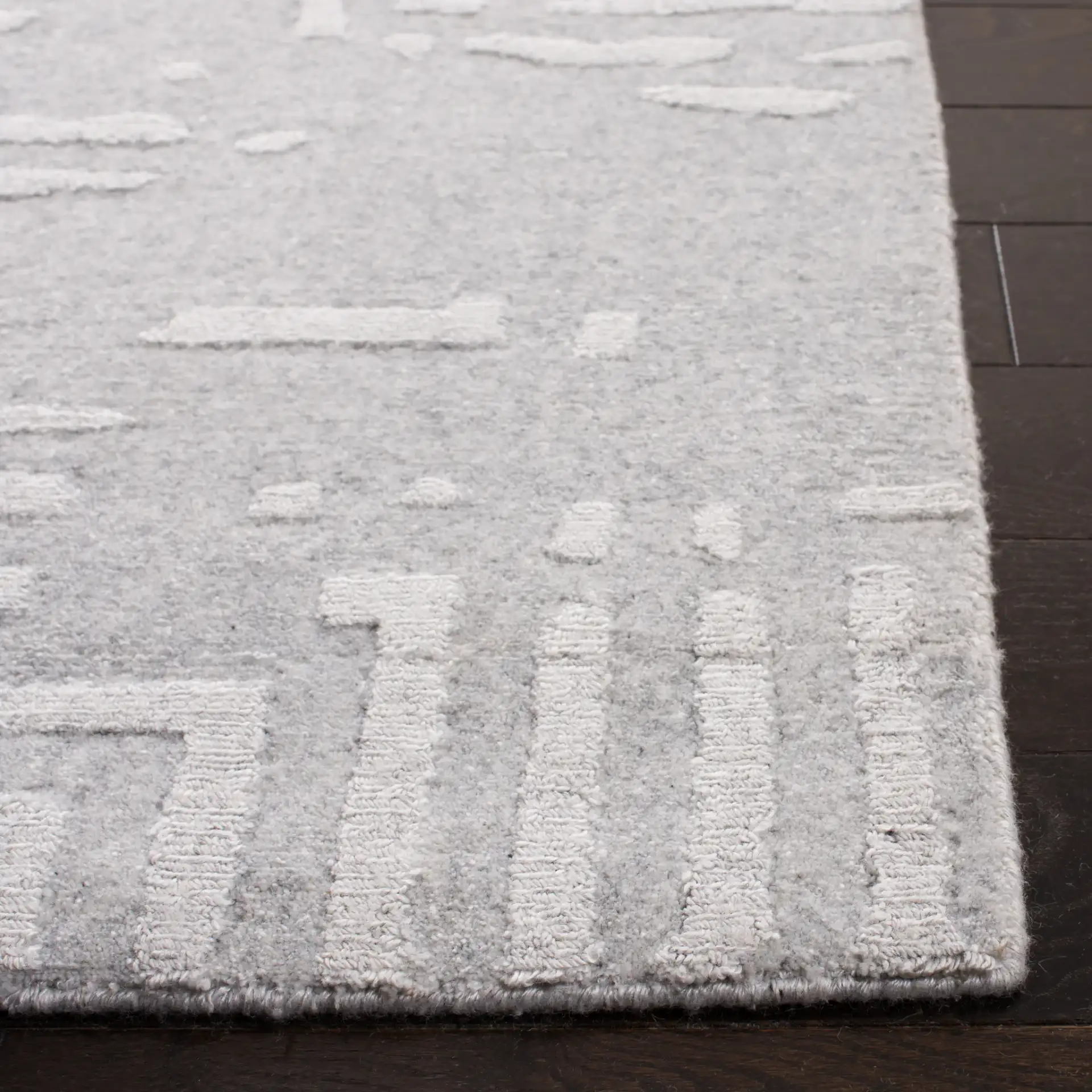 Mirage Maze Hand-Loomed Rug in Gray in a styled room
