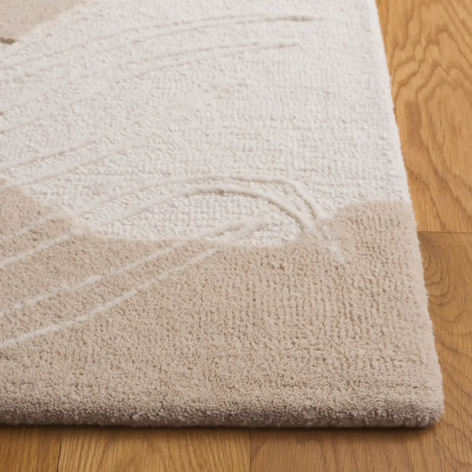 Mykonos Tropical Leaf Hand-Tufted Wool Rug in Ivory / Beige in a styled room