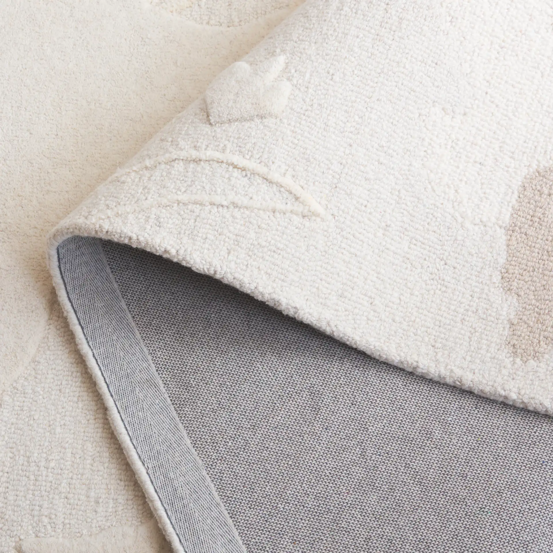 Mykonos Tropical Leaf Hand-Tufted Wool Rug in Ivory / Beige in a styled room