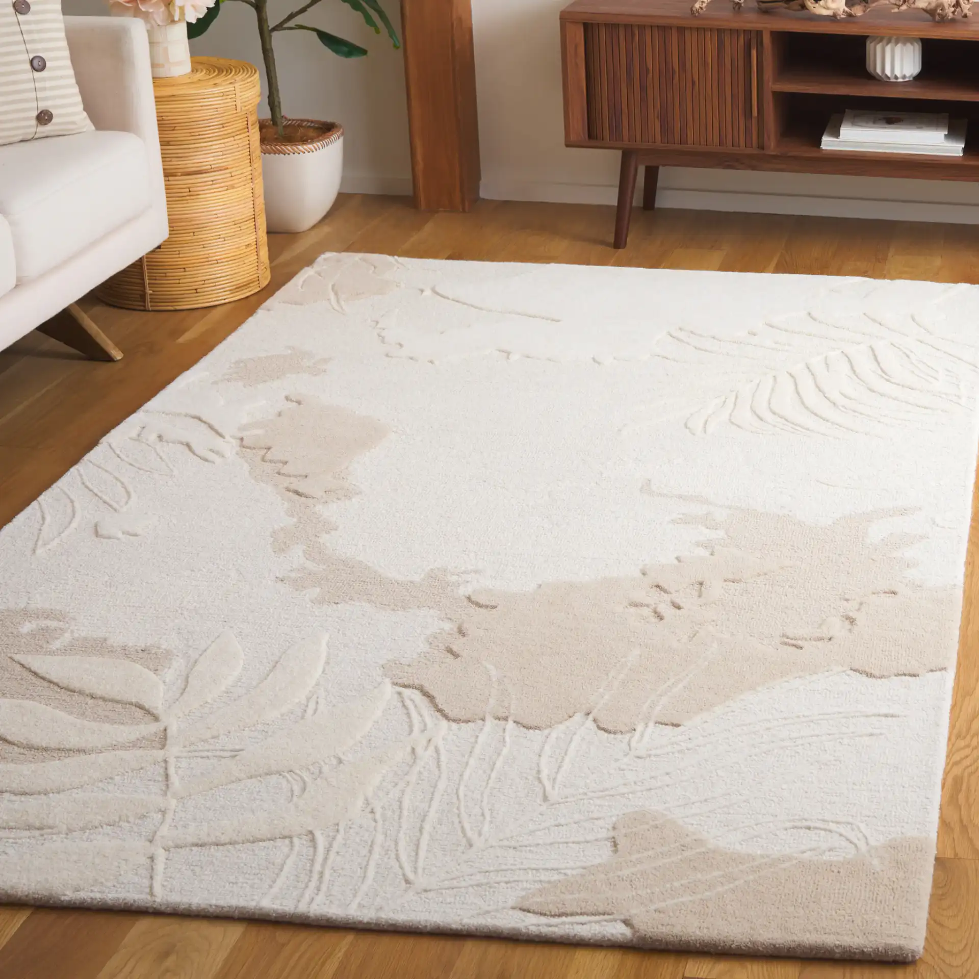Mykonos Tropical Leaf Hand-Tufted Wool Rug in Ivory / Beige in a styled room