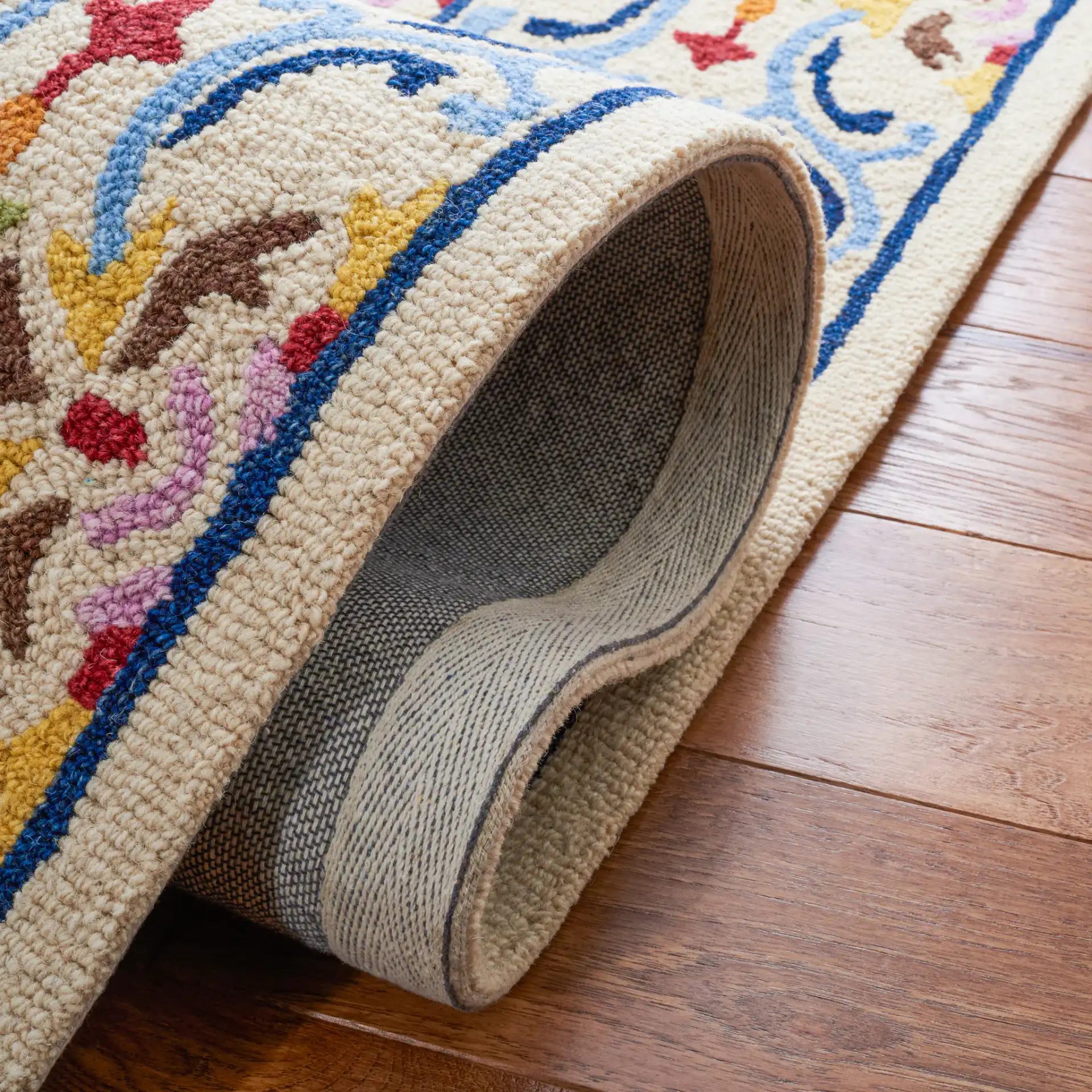 Micro-Loop Scrolling Floral Hand-Tufted Wool Rug in Beige / Blue in a styled room
