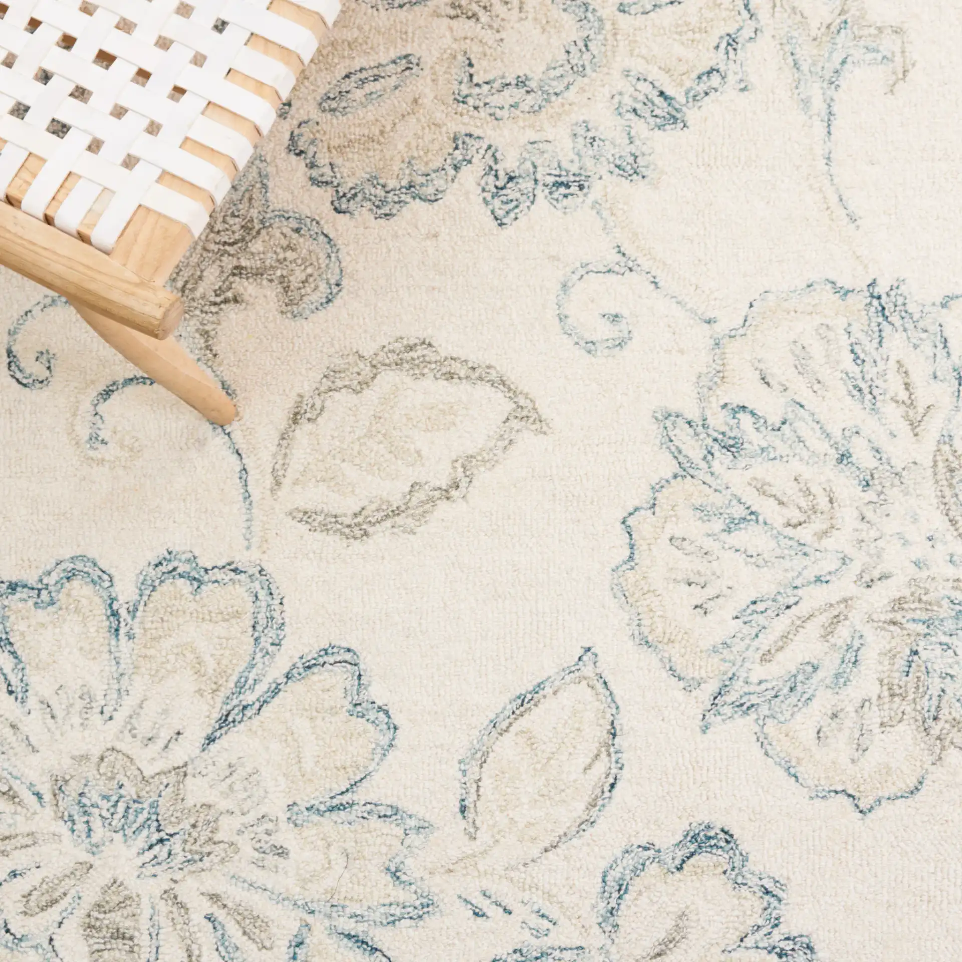 Micro-Loop Floral Hand-Tufted Wool Rug in Ivory / Blue in a styled room