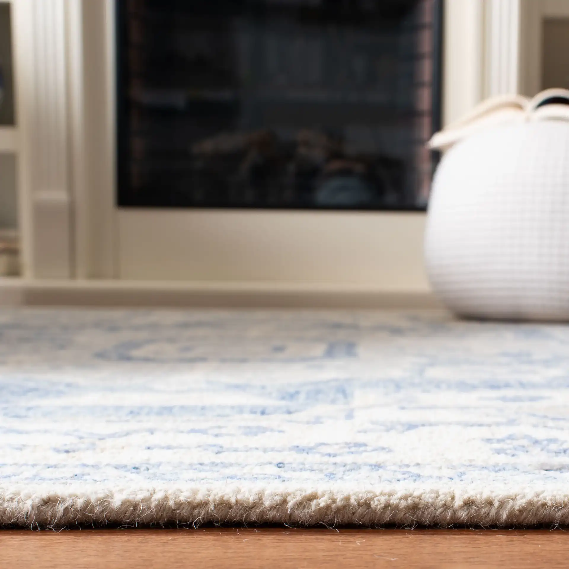 Micro-Loop Micro Loop Stepped Medallion Hand-Tufted Wool Rug in Ivory / Blue in a styled room