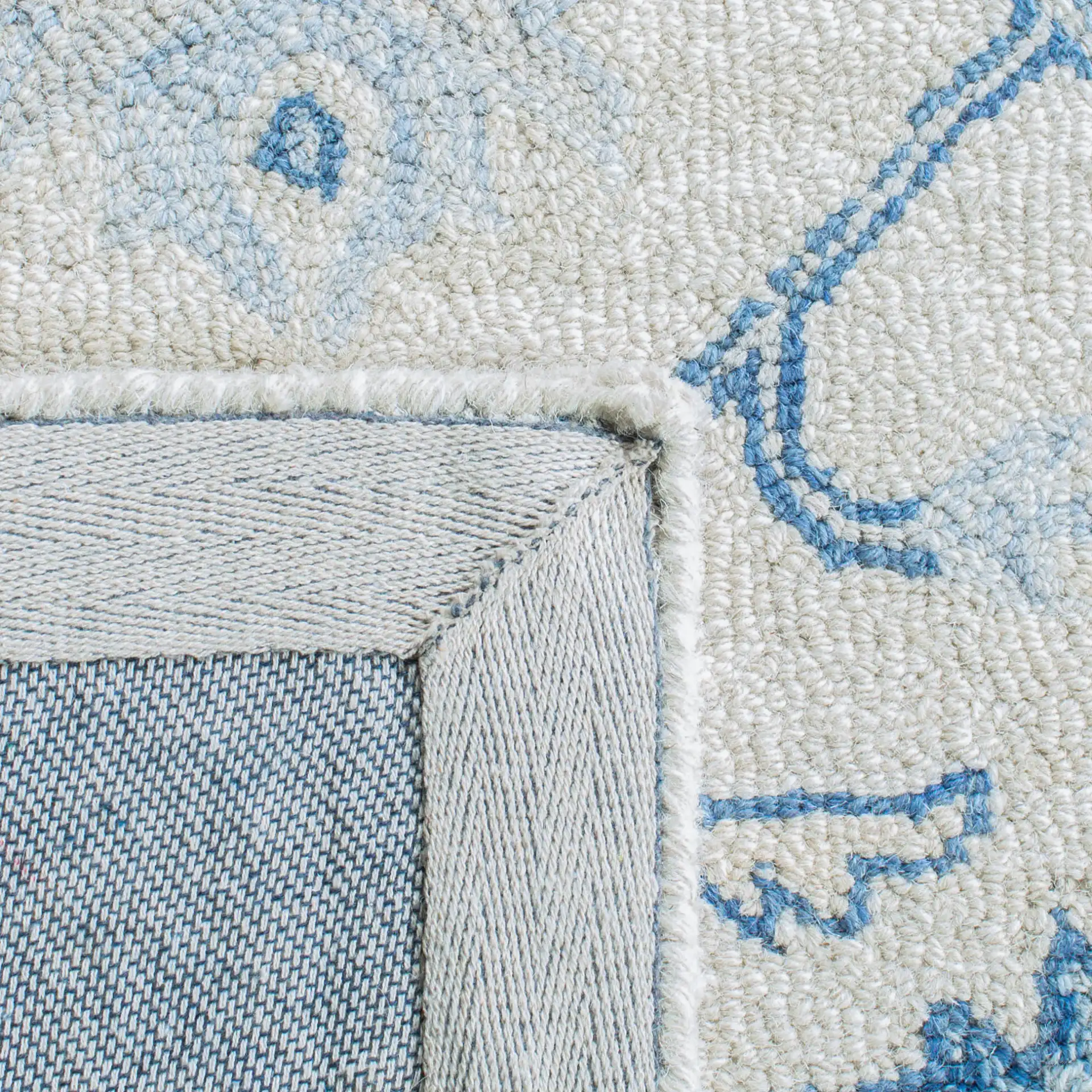 Micro-Loop Micro Loop Stepped Medallion Hand-Tufted Wool Rug in Ivory / Blue in a styled room
