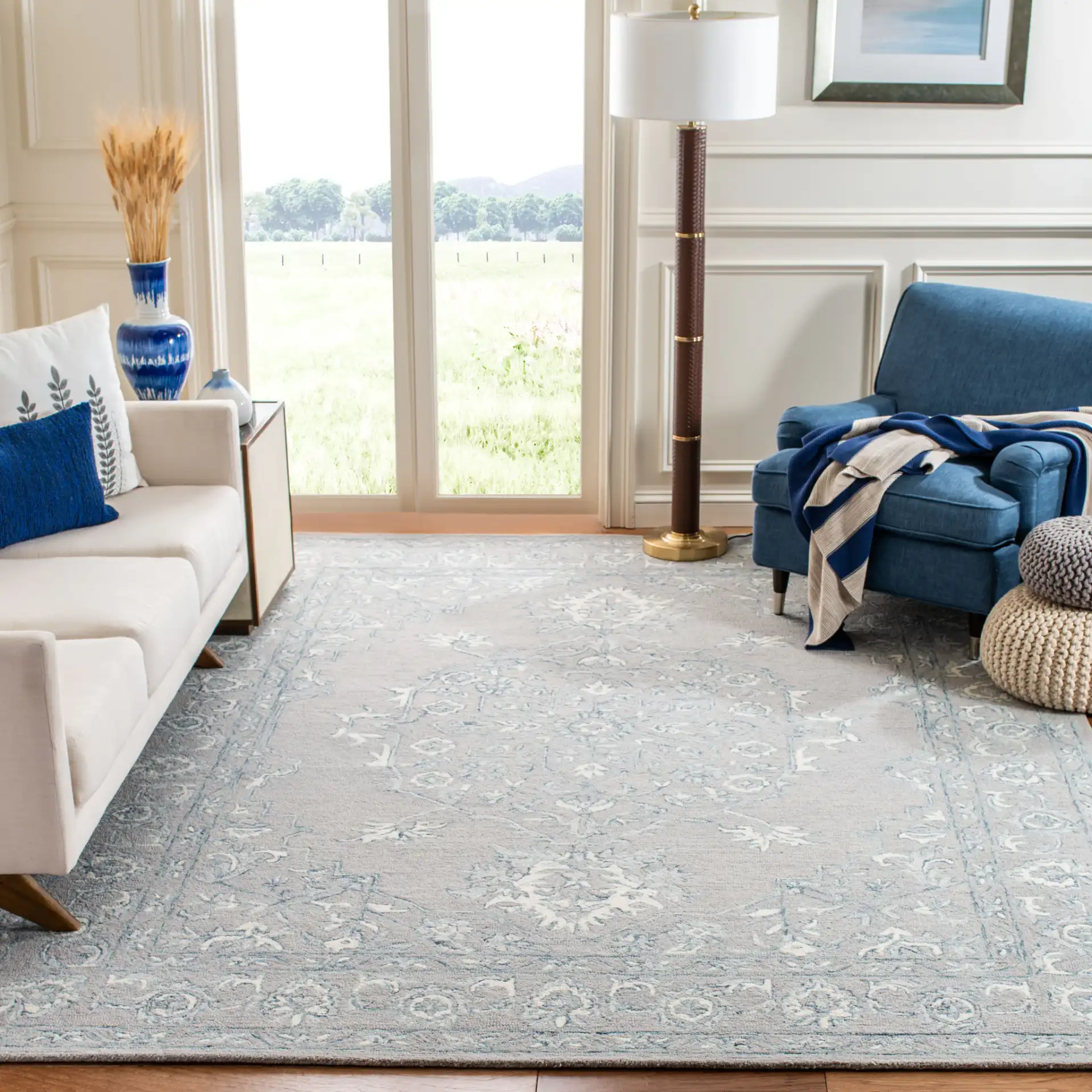Micro-Loop Micro Loop Floral Medallion Hand-Tufted Wool Rug in Light Gray / Ivory