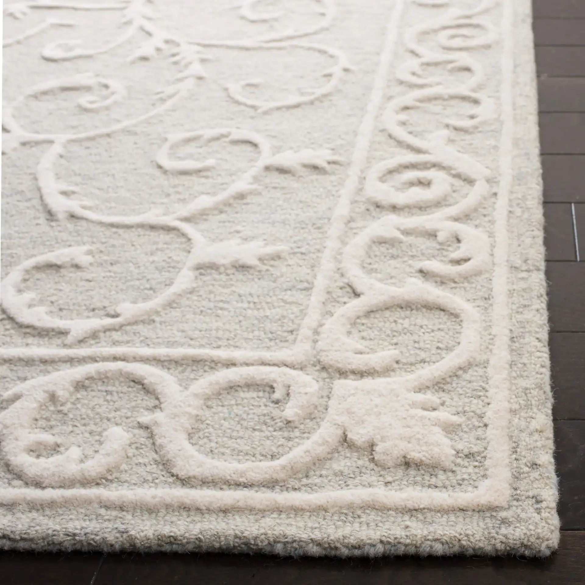 Micro-Loop Scrolling Vine Hand-Tufted Wool Rug in Light Gray / Ivory in a styled room