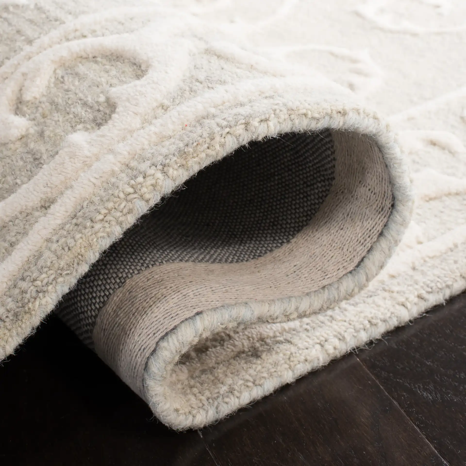 Micro-Loop Scrolling Vine Hand-Tufted Wool Rug in Light Gray / Ivory in a styled room