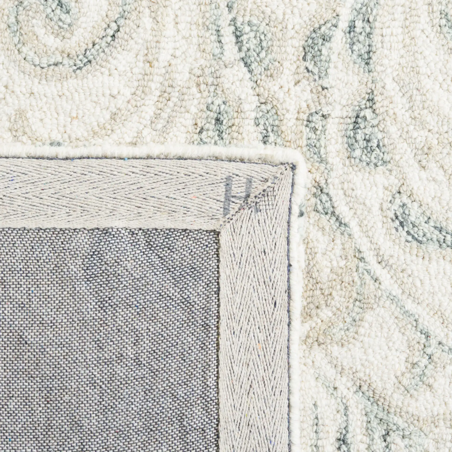 Micro-Loop Damask Hand-Tufted Wool Rug in Ivory / Gray in a styled room