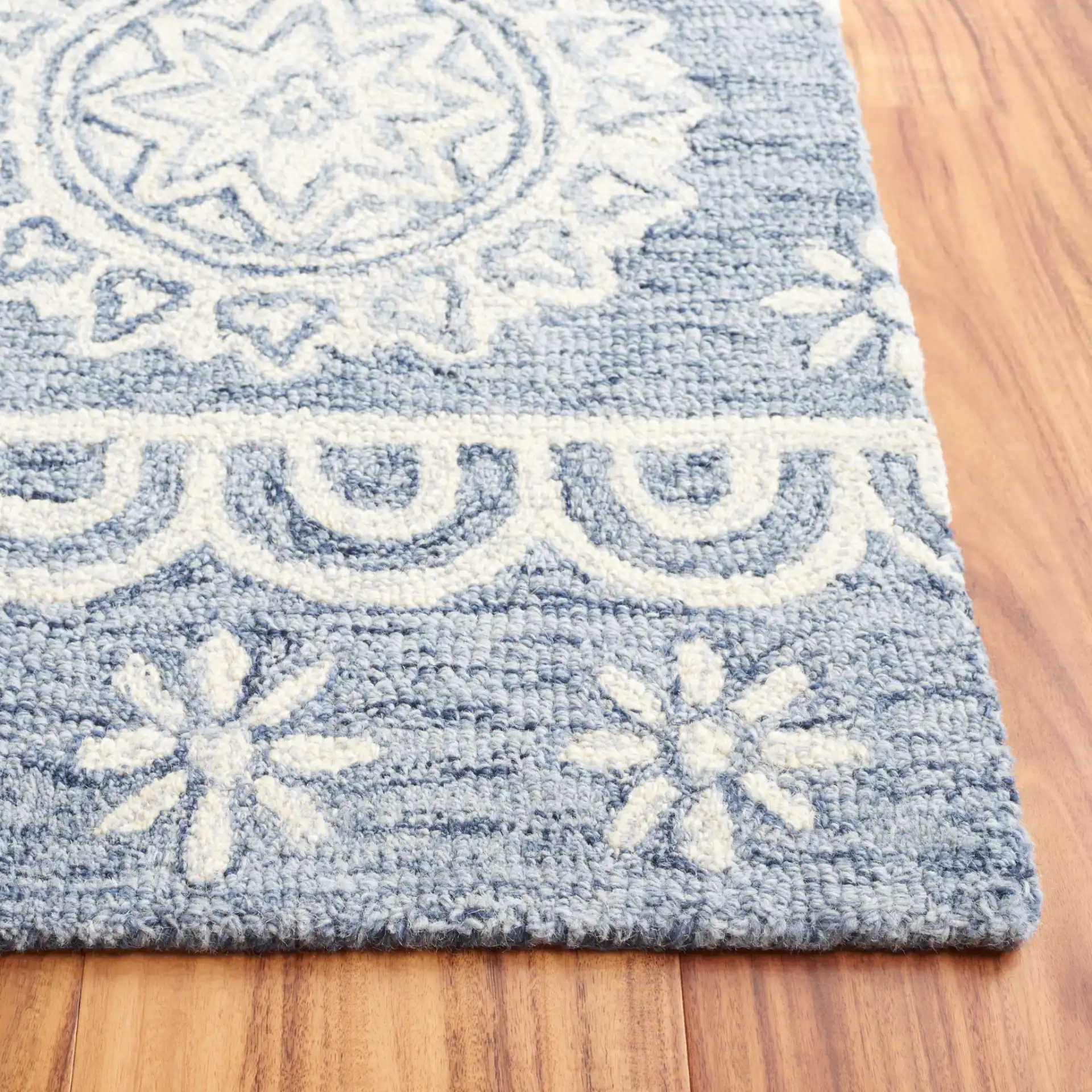 Micro-Loop Banded Medallion Hand-Tufted Wool Rug in Blue / Ivory in a styled room