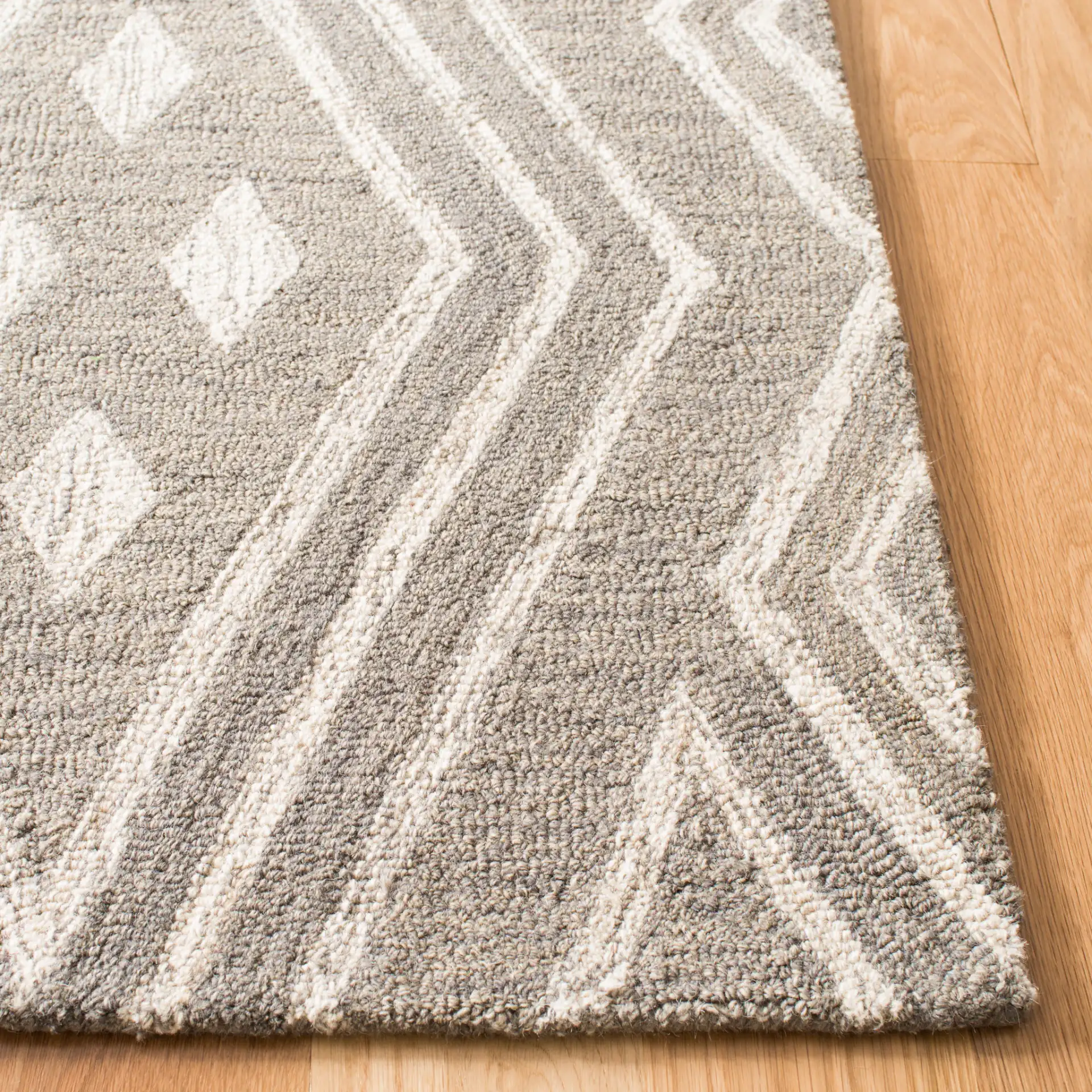 Micro-Loop Nested Diamond Hand-Tufted Wool Rug in Gray / Ivory