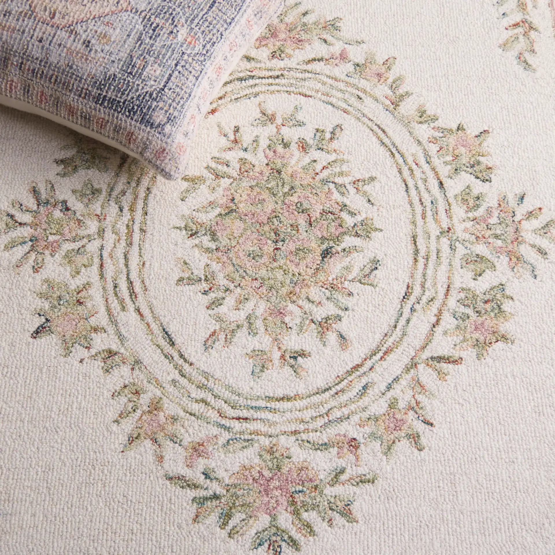 Micro-Loop Oval Medallion Hand-Tufted Wool Rug in Ivory / Fuchsia in a styled room