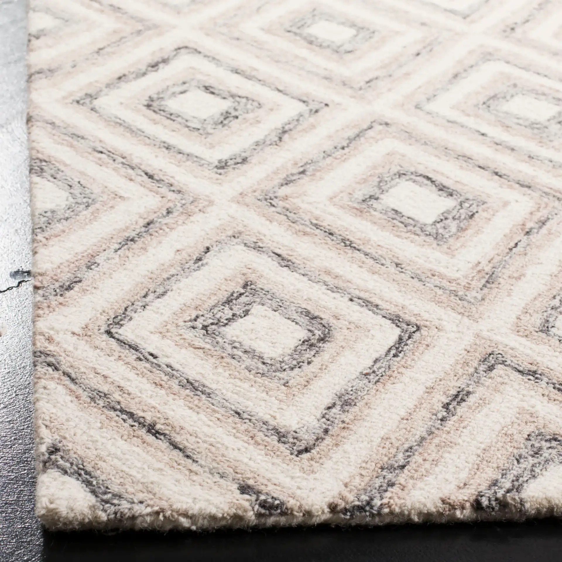Micro-Loop Allover Concentric Diamond Hand-Tufted Wool Rug in Gray / Ivory in a styled room