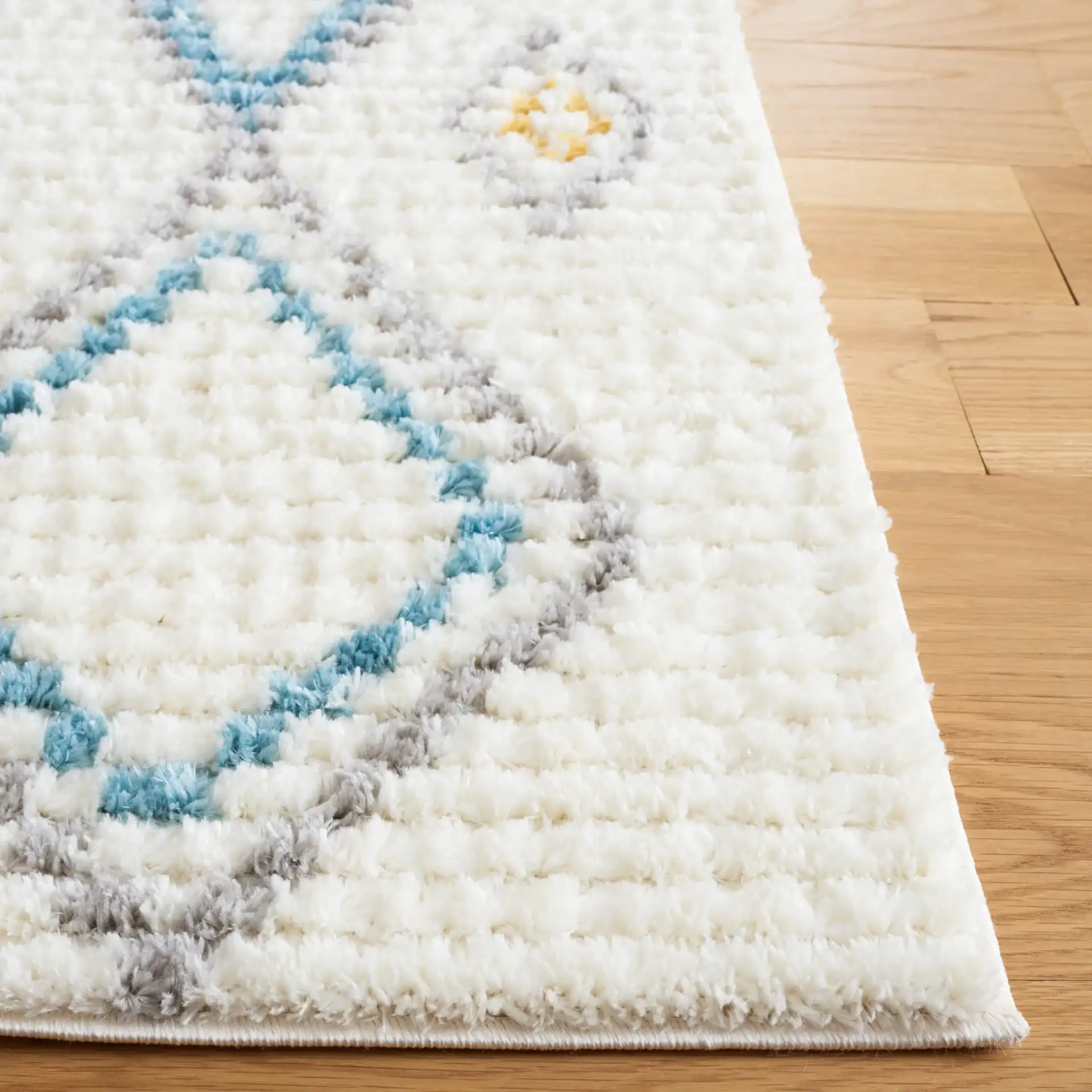 Marrakesh Tribal Spaced Diamond Rug in Ivory / Gray in a styled room