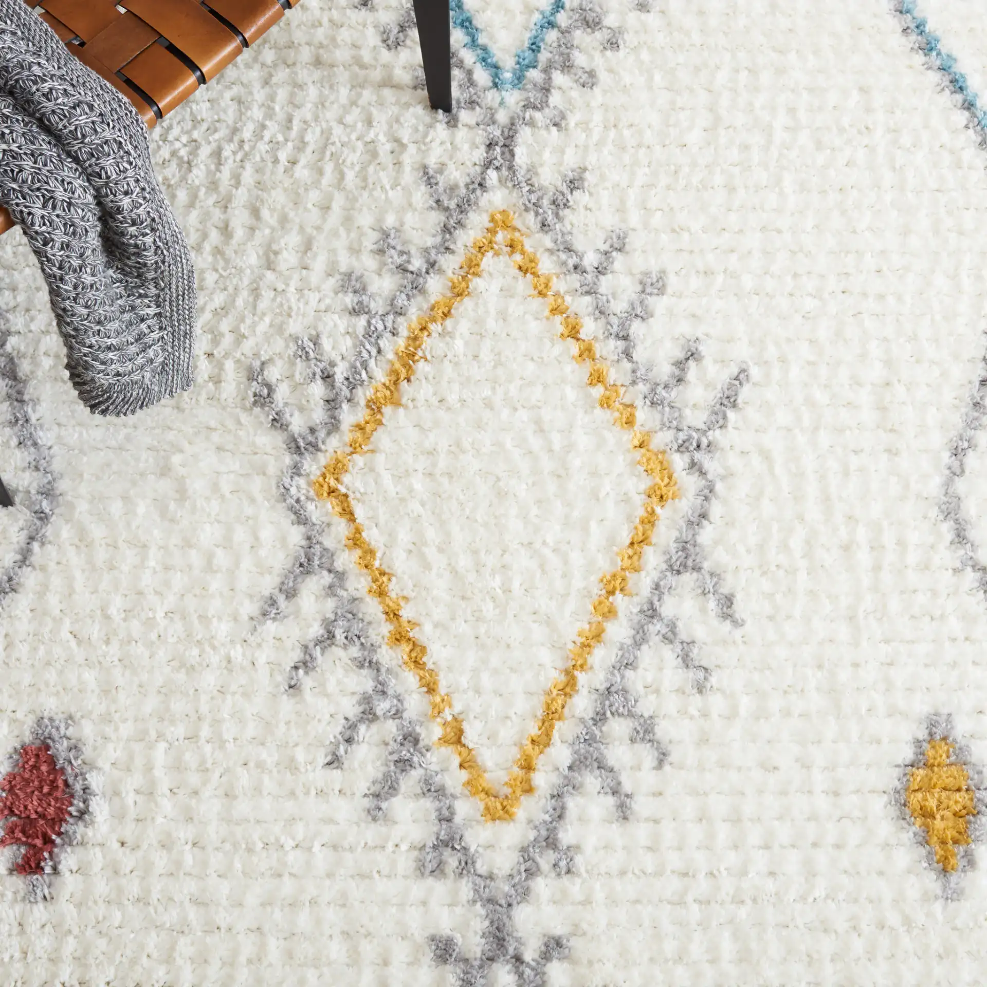 Marrakesh Tribal Spaced Diamond Rug in Ivory / Gray in a styled room