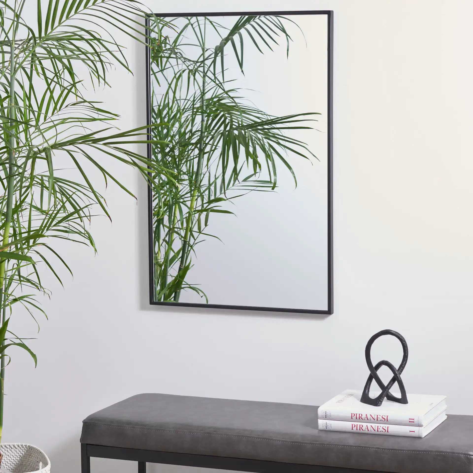 Yesmi 24" Mirror in Black, detail view