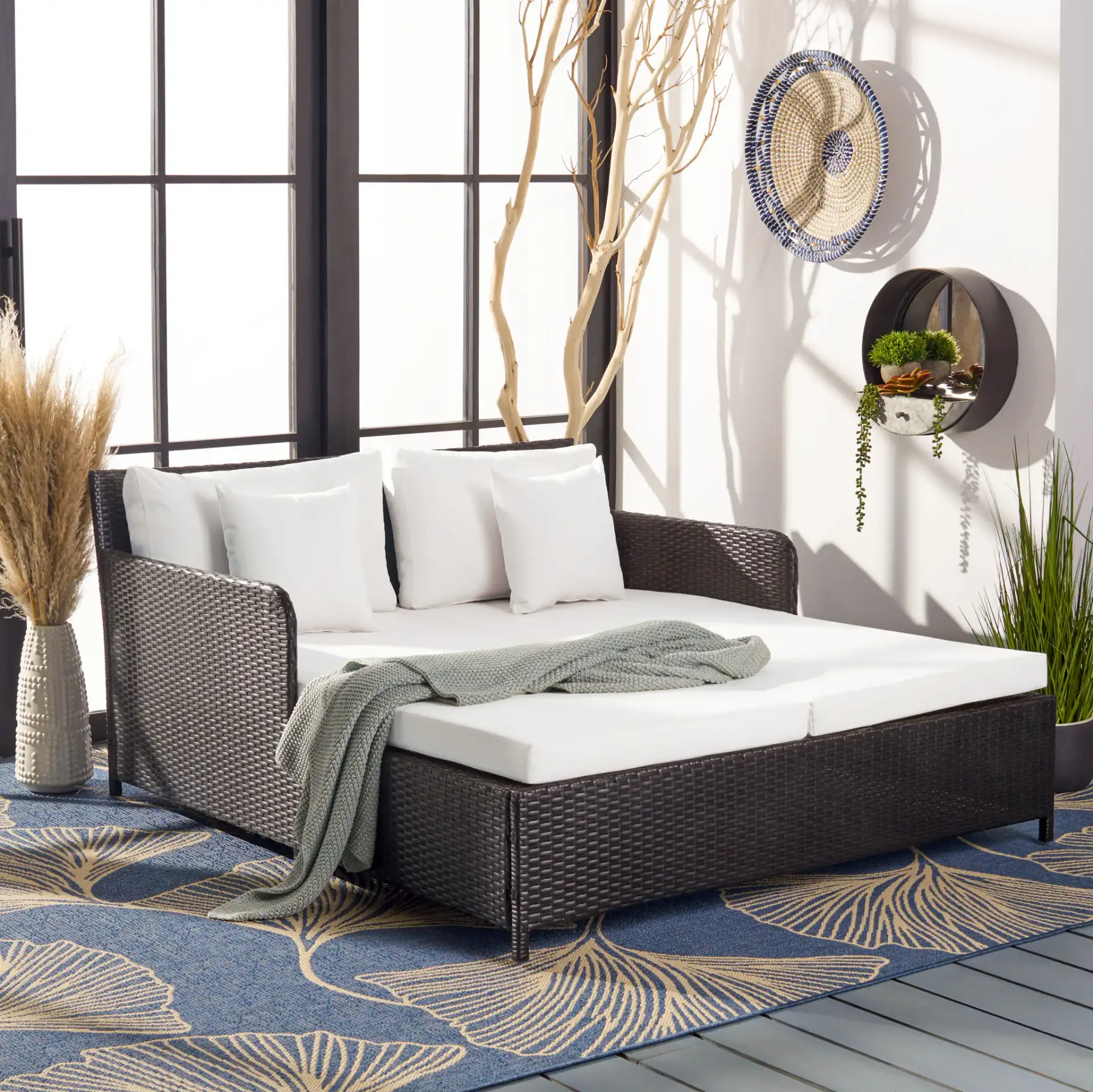 Cadeo Daybed in Black / Beige in a styled room