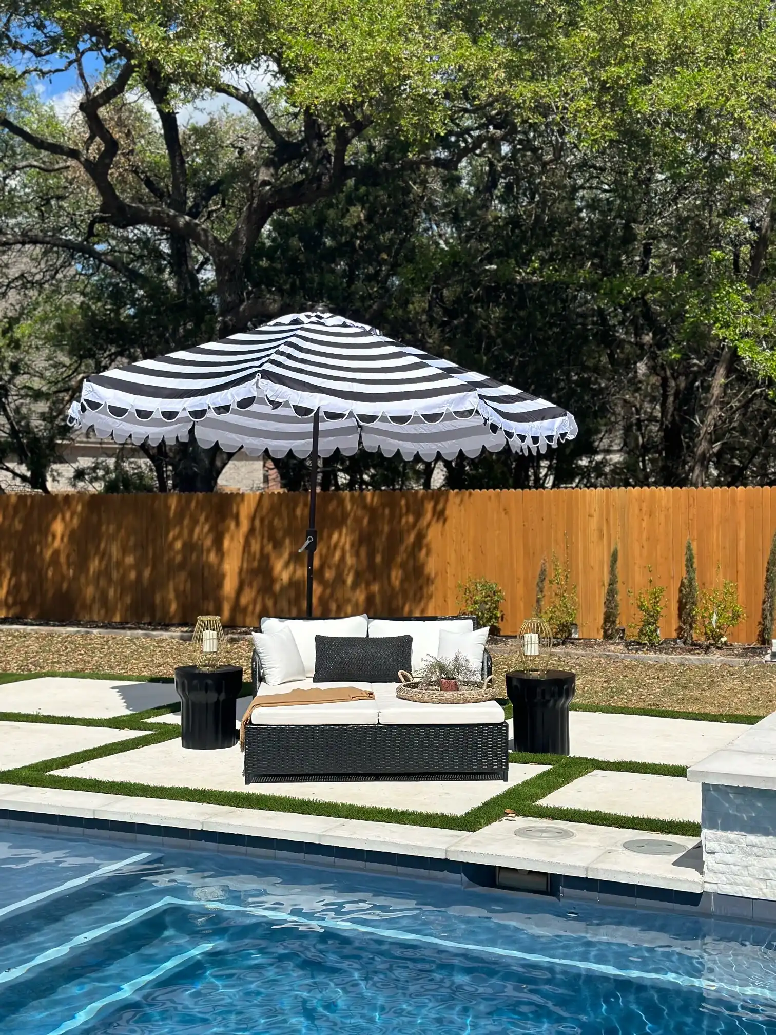 Cadeo Daybed in Black / Beige in a styled room
