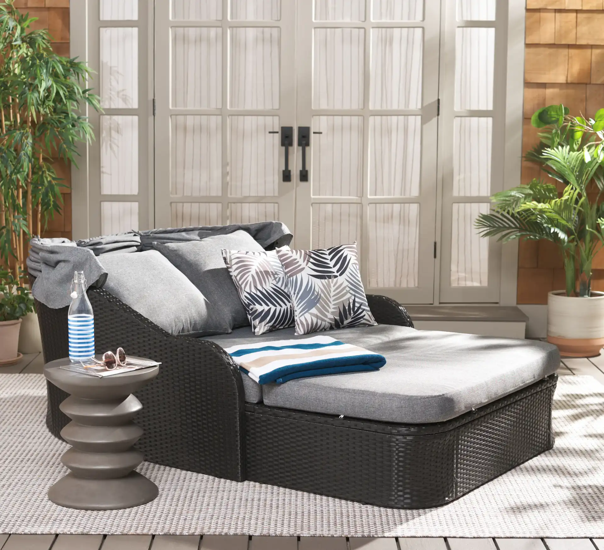 Baloo Daybed in Black / Gray in a styled room