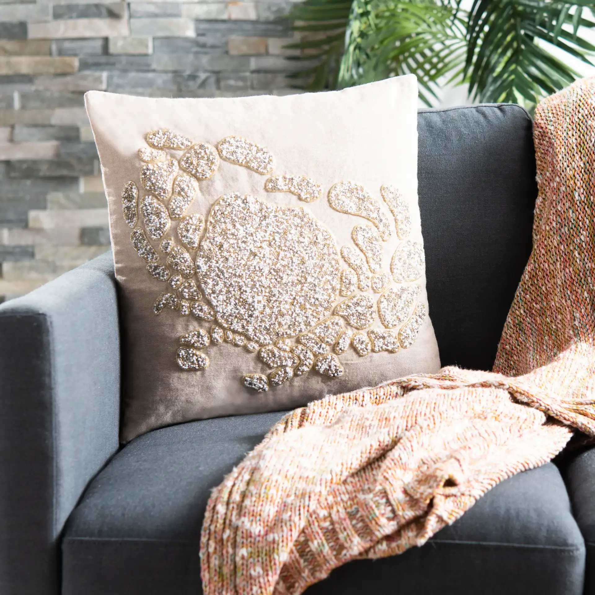 Pendi Pillow in Beige / White, detail view