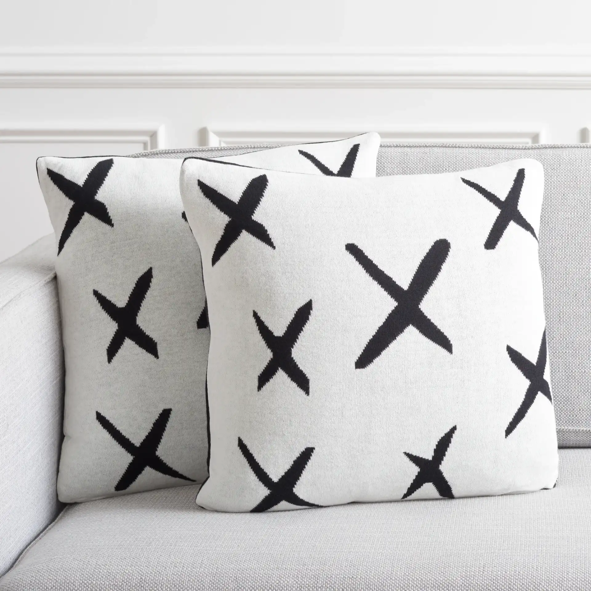 Cantil Pillow (Set Of 2) in Black / Ivory, detail view