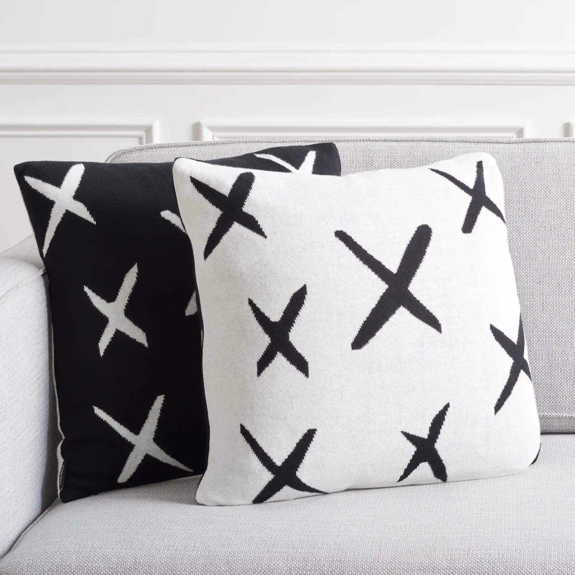 Cantil Pillow (Set Of 2) in Black / Ivory, detail view