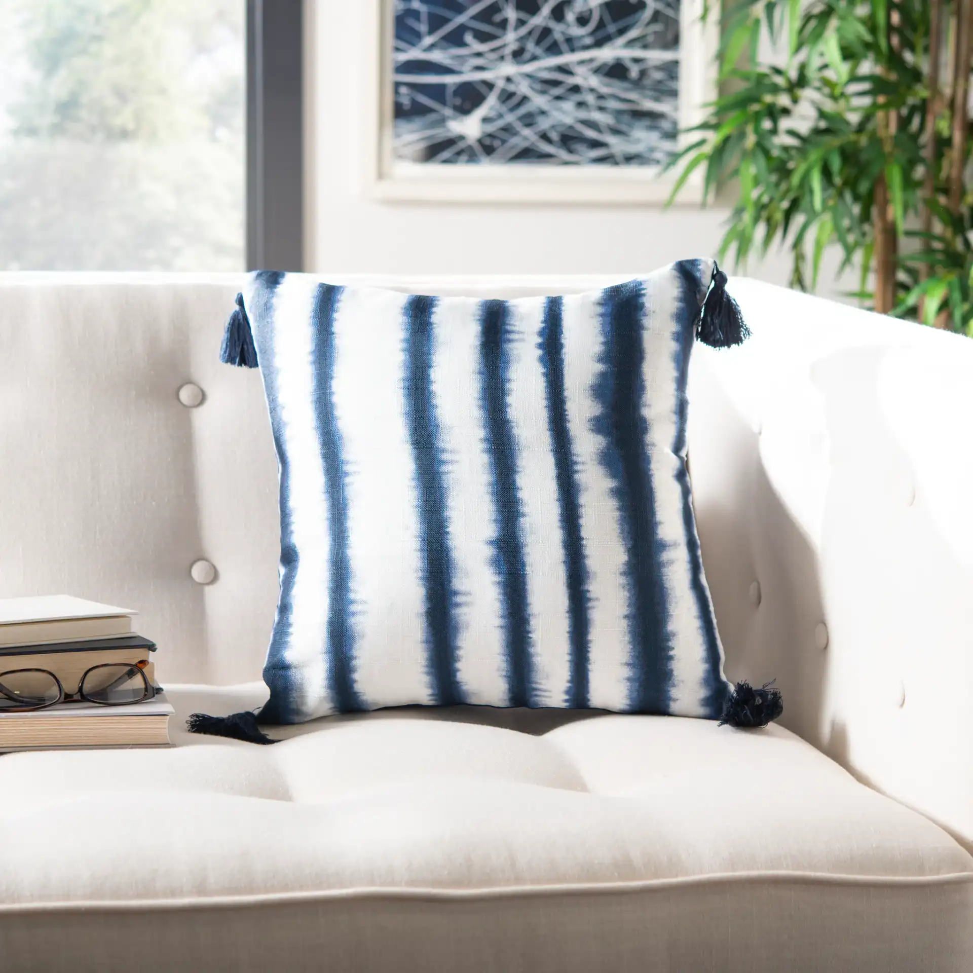 Cassia Pillow in Navy / White, detail view