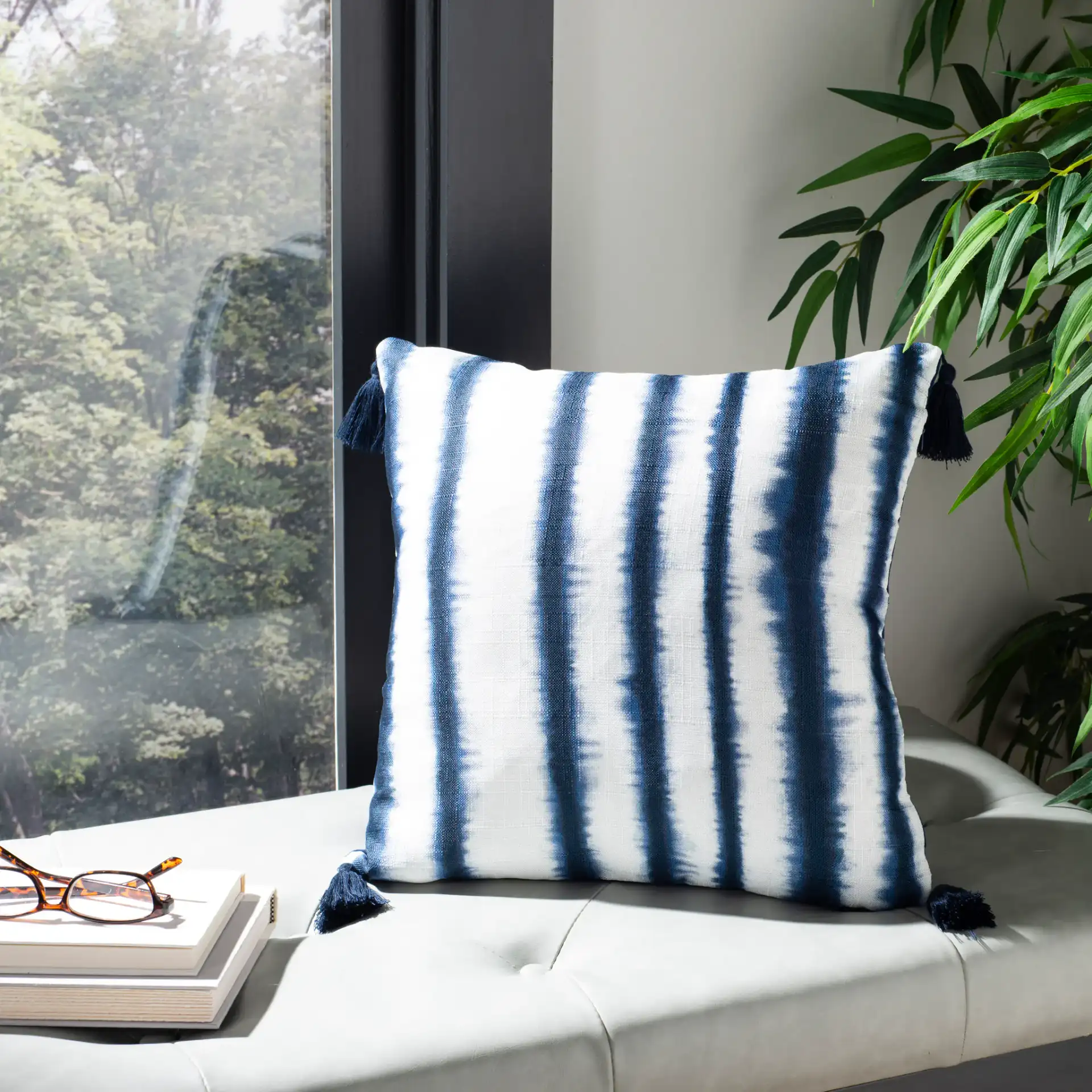 Cassia Pillow in Navy / White, detail view