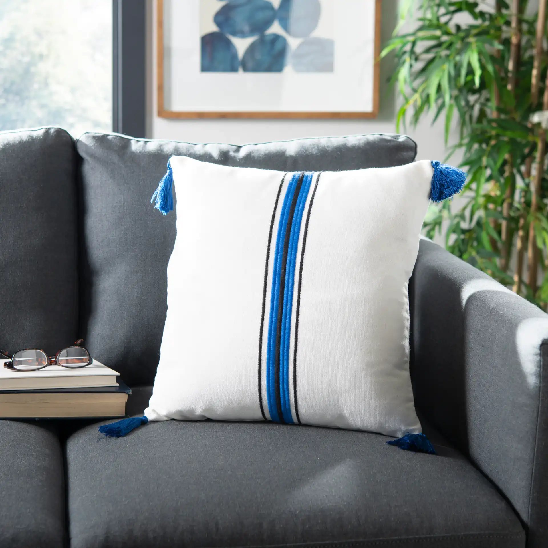 Orlanda Pillow in White / Navy Blue, detail view